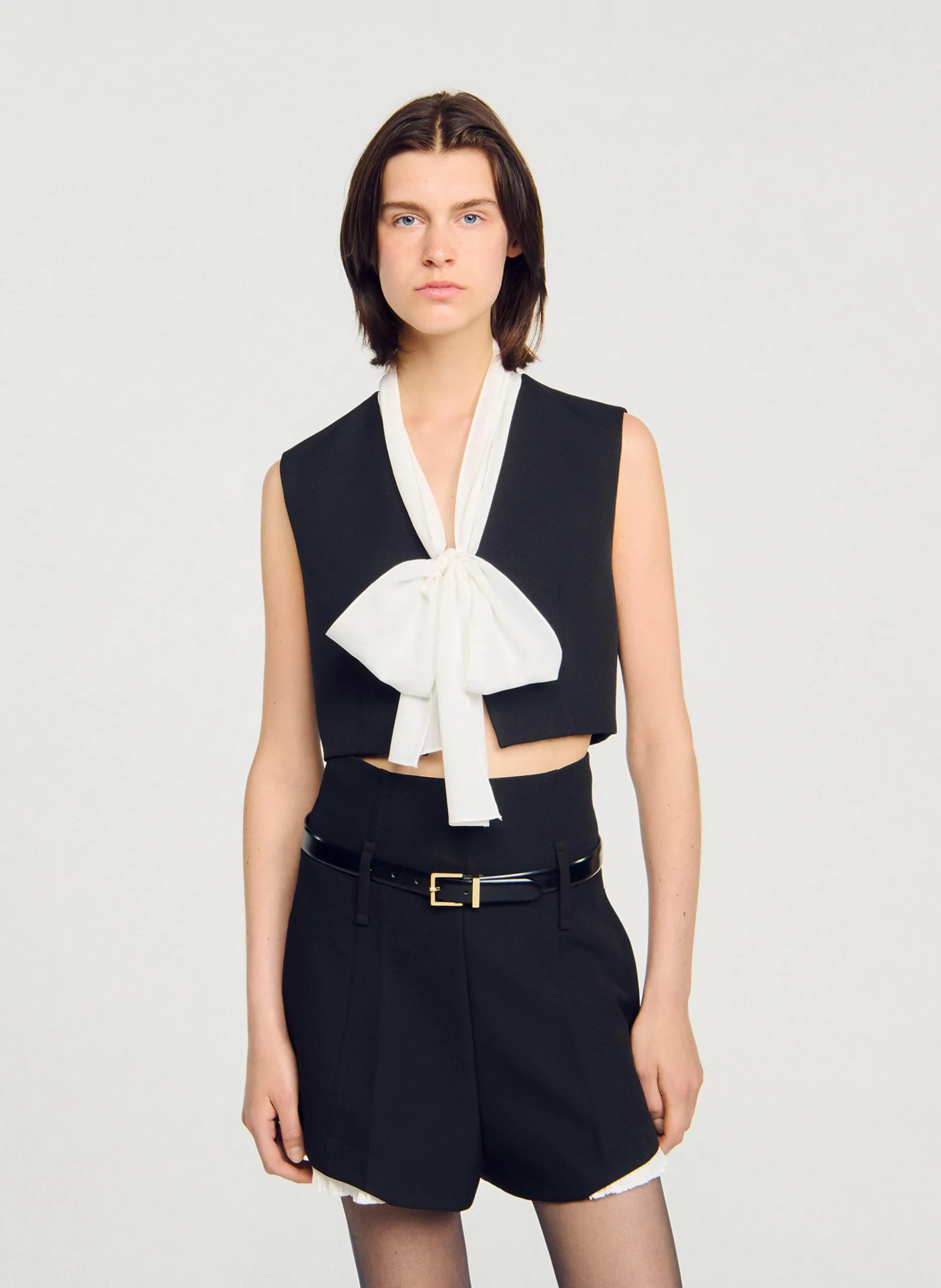 Kurzarmbluse mit Schleifenkragen Schwarz