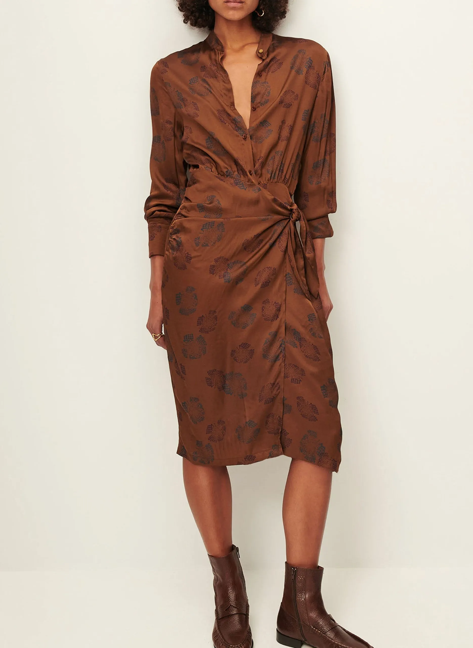 Wickelkleid mit klassischem Kragen und Satinmuster Braun JAFFA