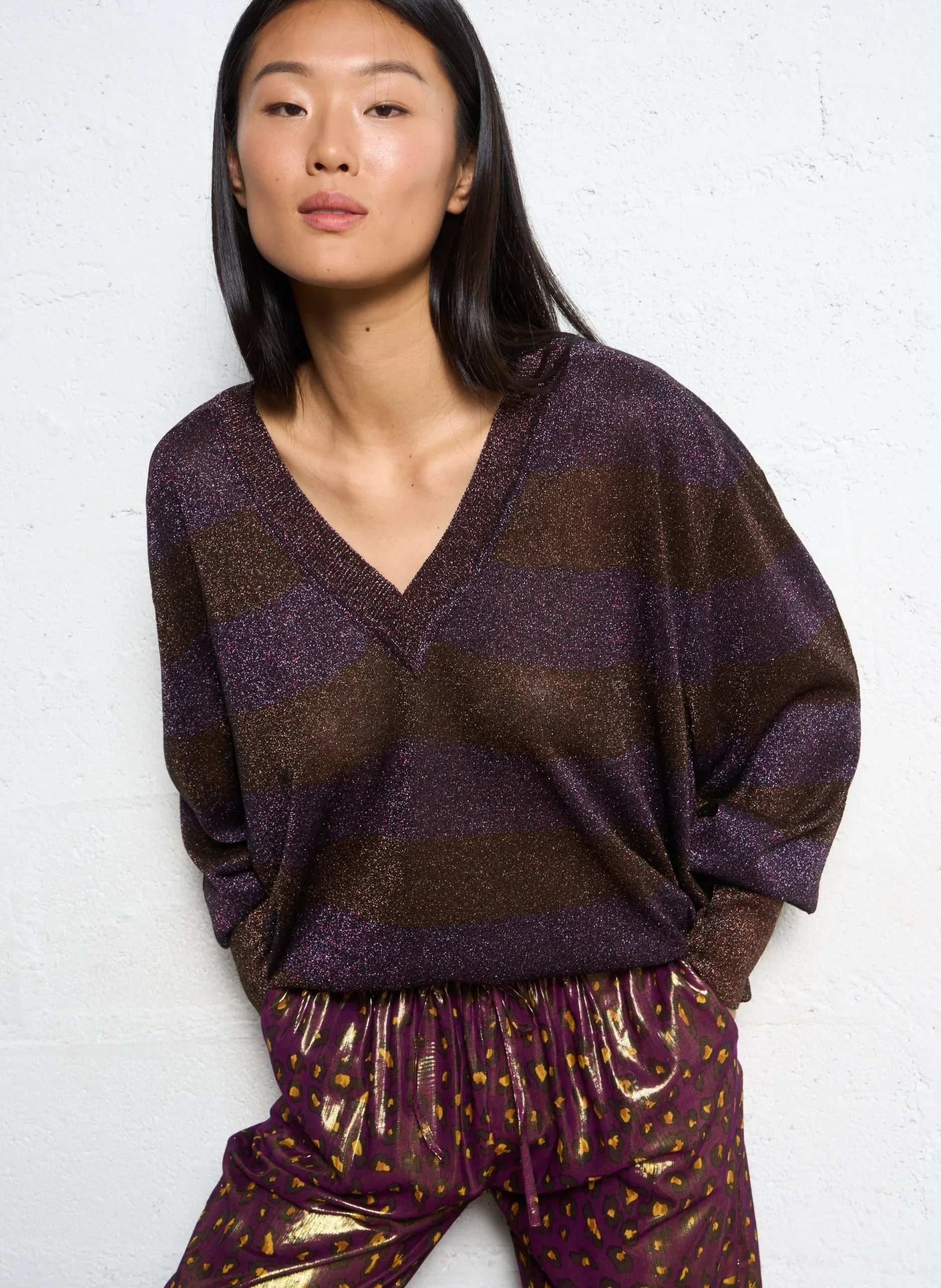 V-Ausschnitt-Pullover mit glitzernden Streifen Violett MOVIK