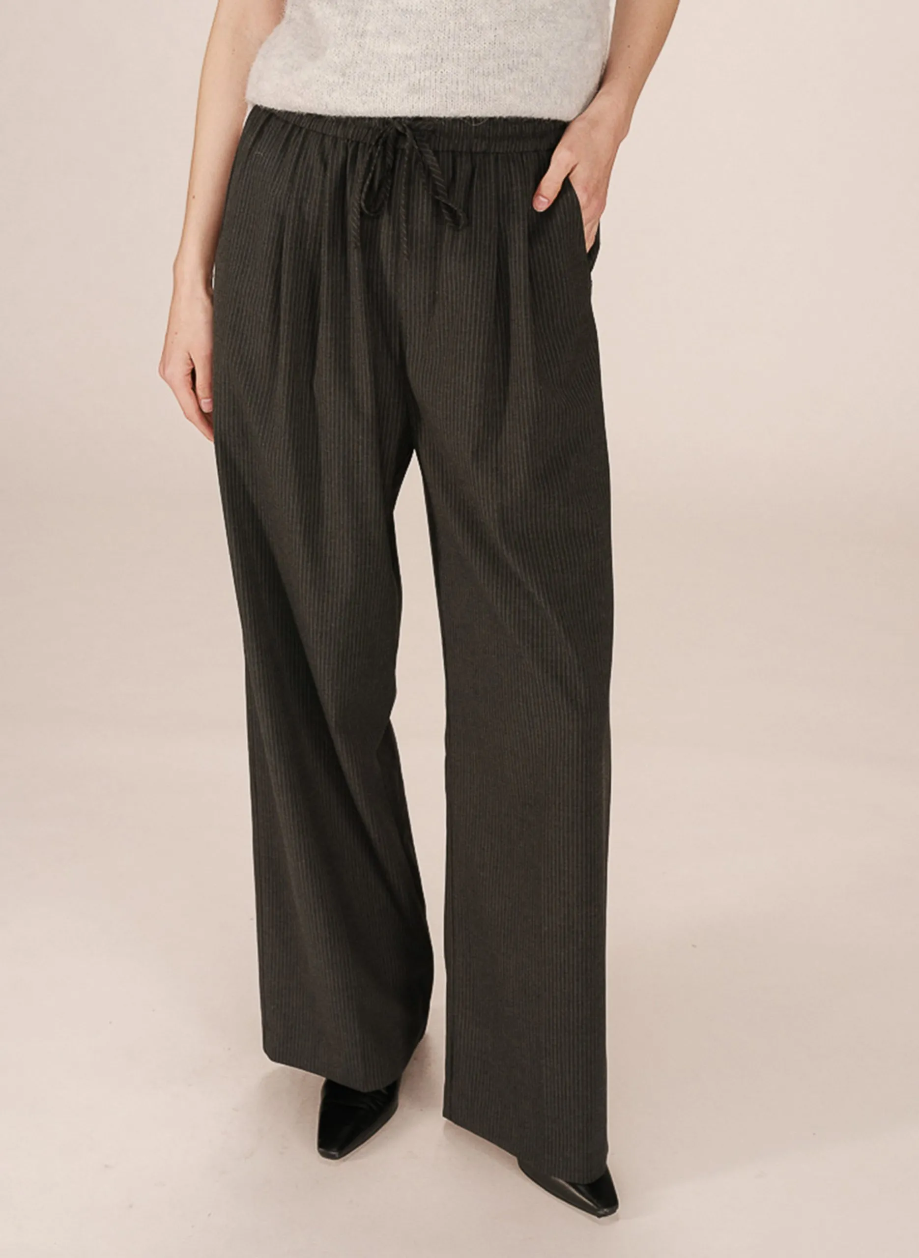 Gerade geschnittene Hose mit Streifen Grau STAY