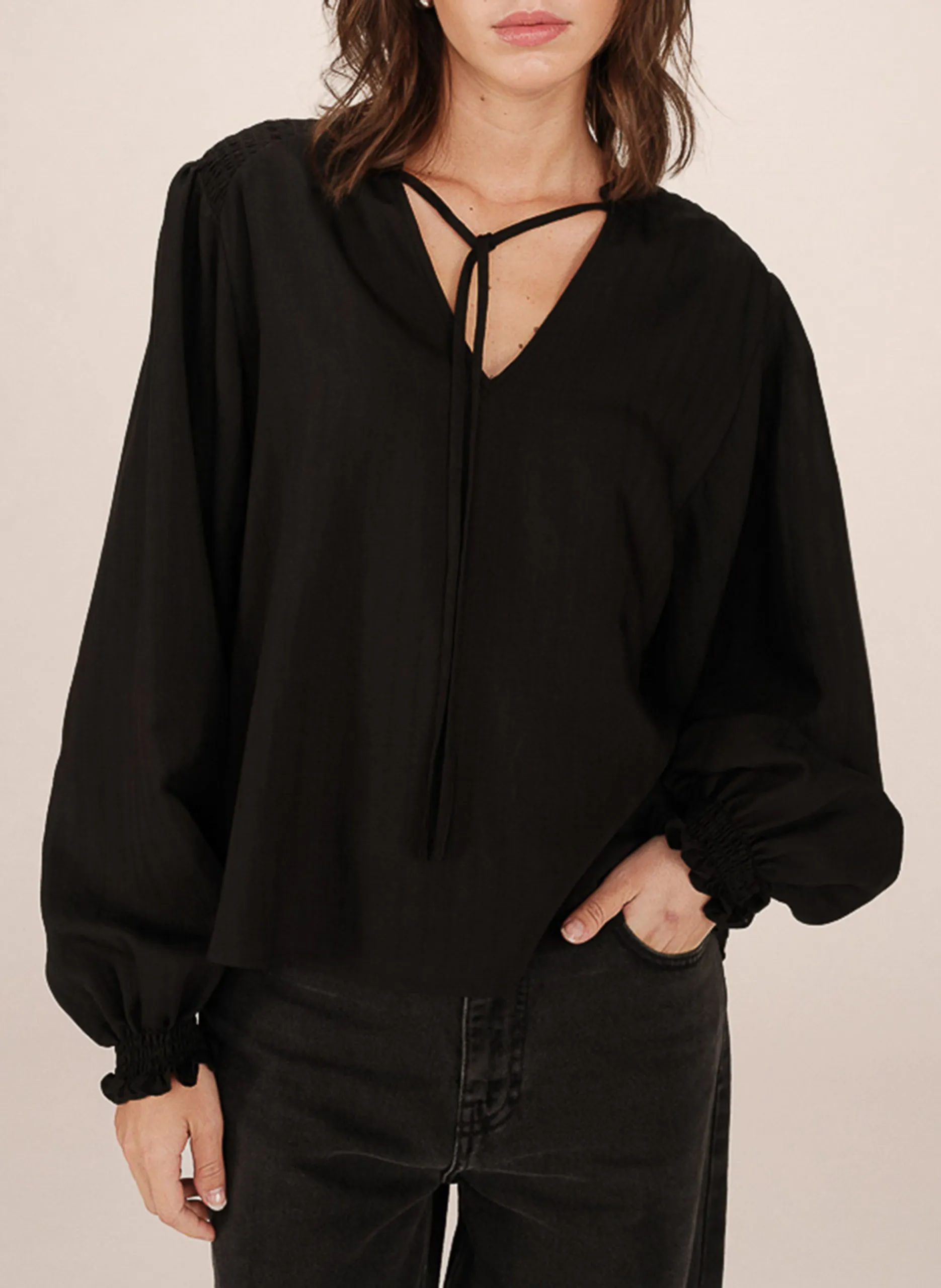 Bluse mit Rundhalsausschnitt Schwarz SERINDA