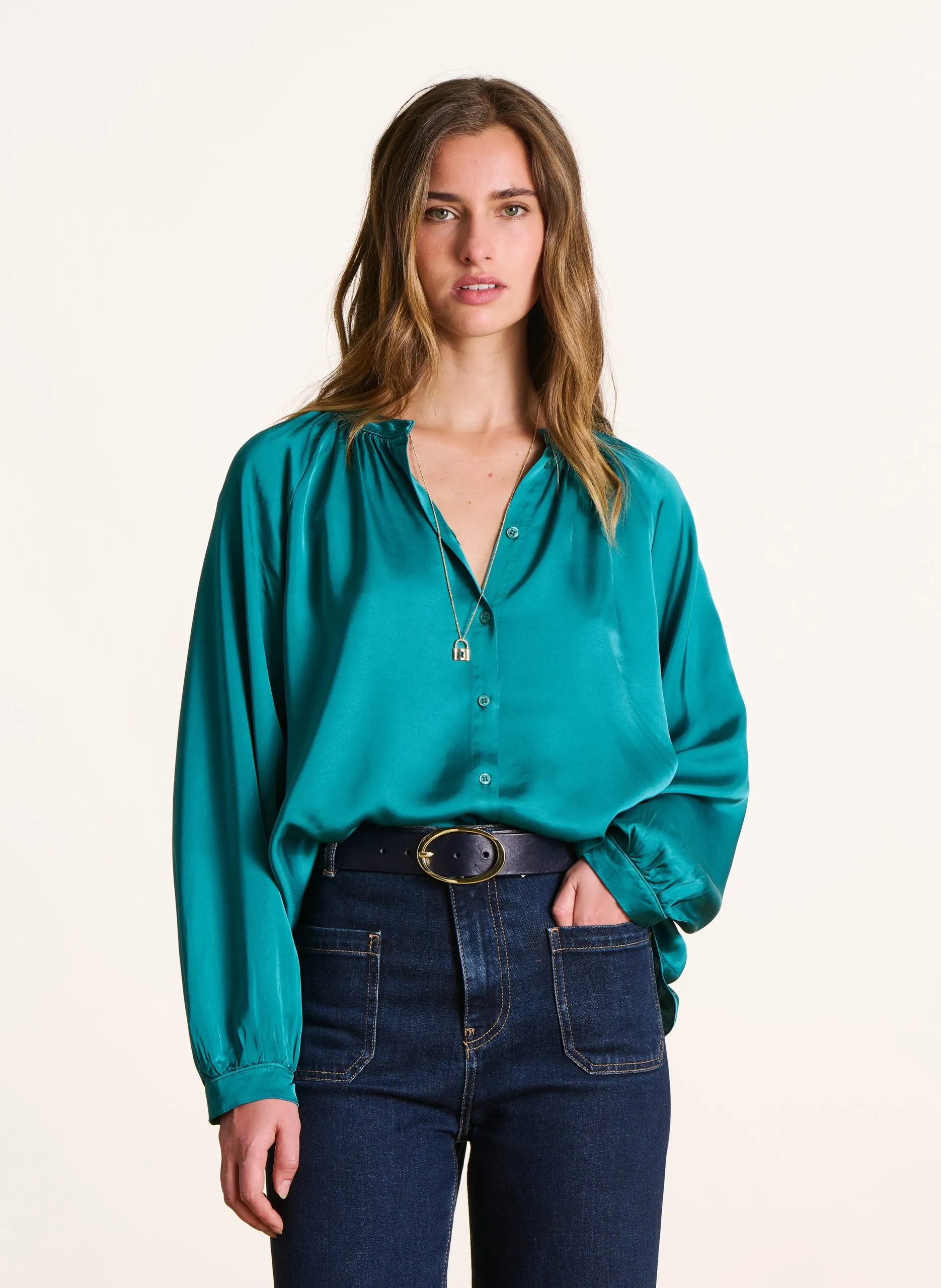 Weites einfarbiges Hemd mit rundem Ausschnitt Grun