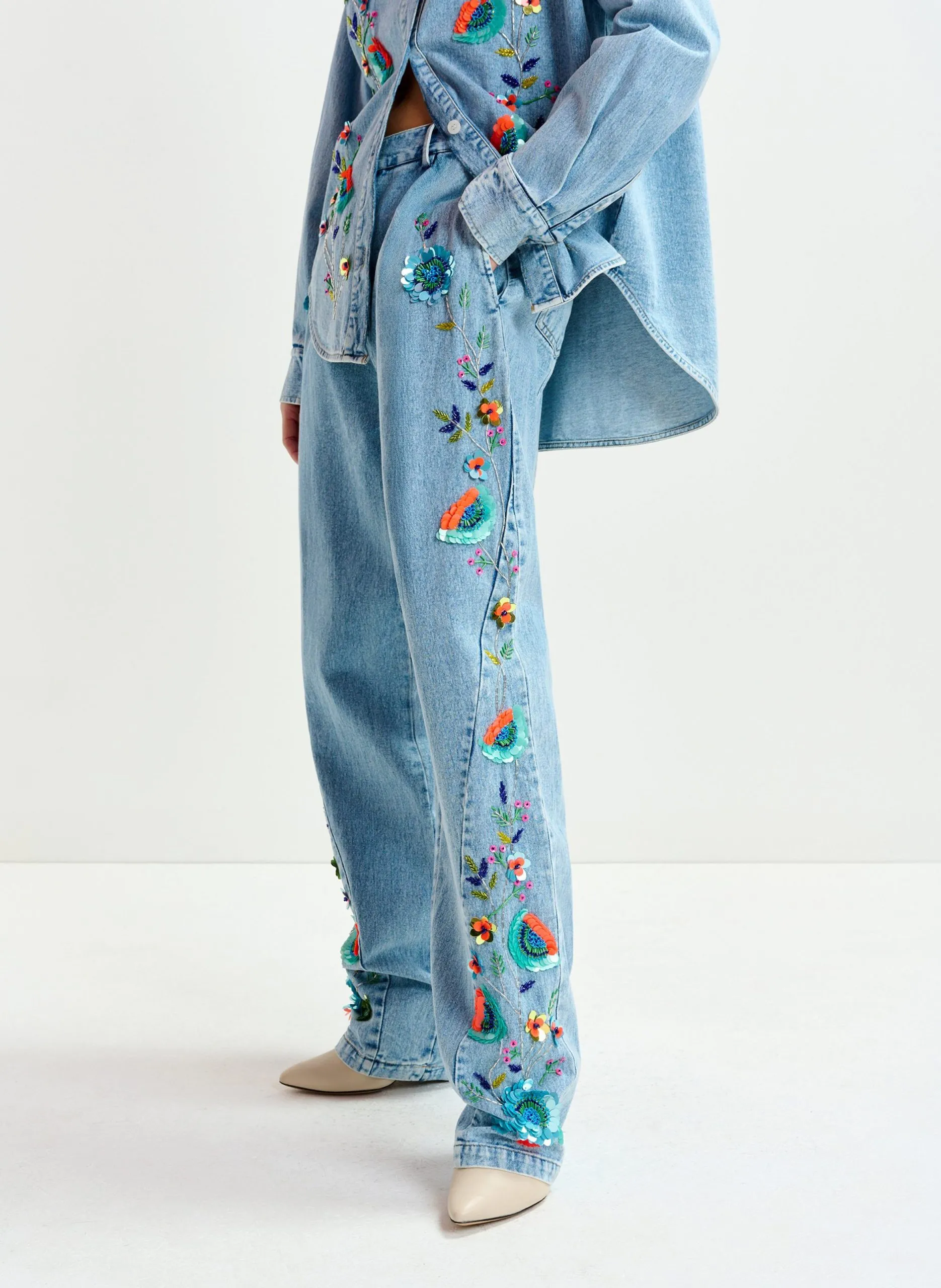 Hoch taillierte bestickte Jeans mit Fassmuster Blau INNECTICUT