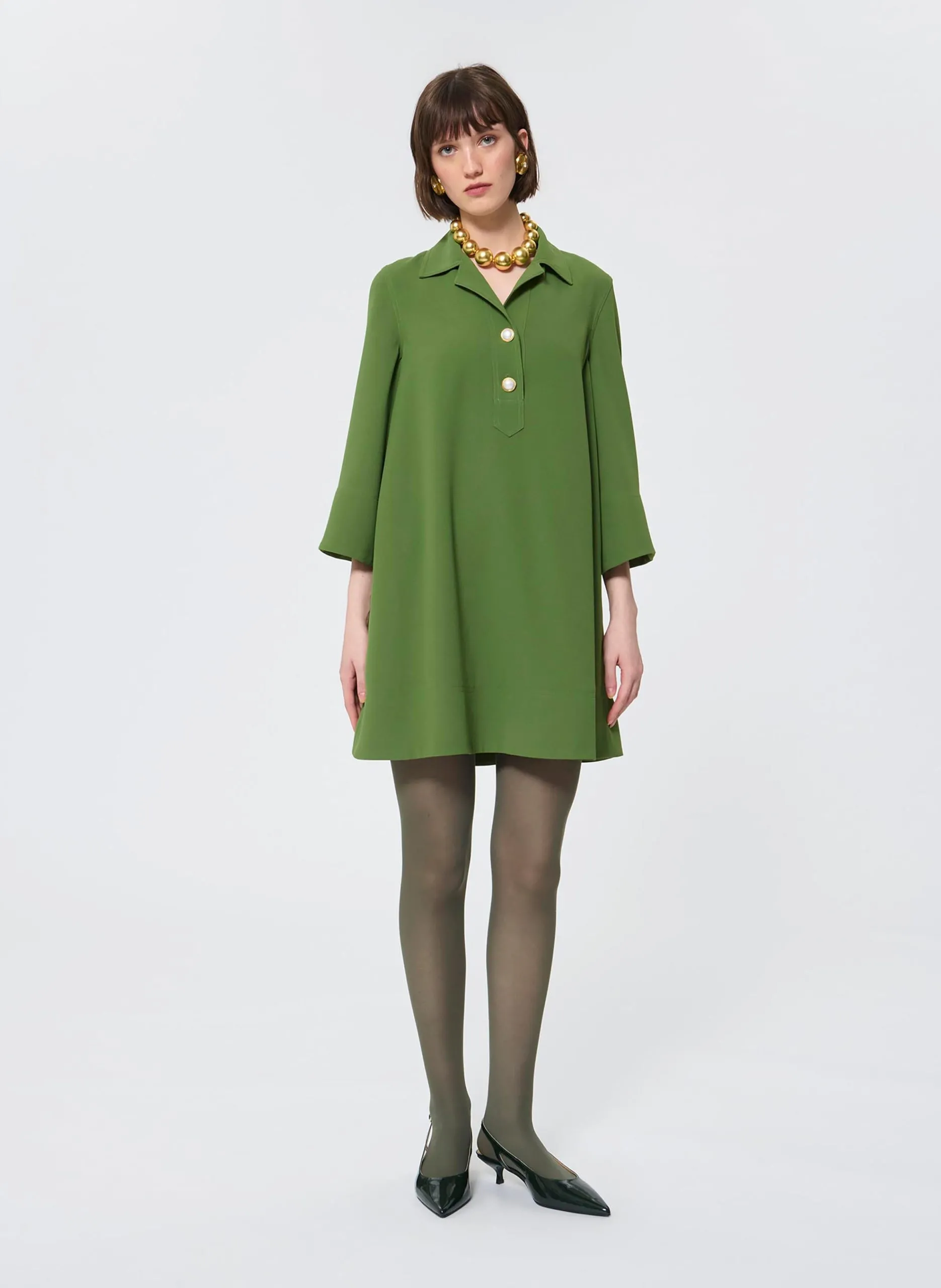 Kurzes gerade geschnittenes Kleid mit 3/4 ausgestellten Ärmeln. Grun ROSS