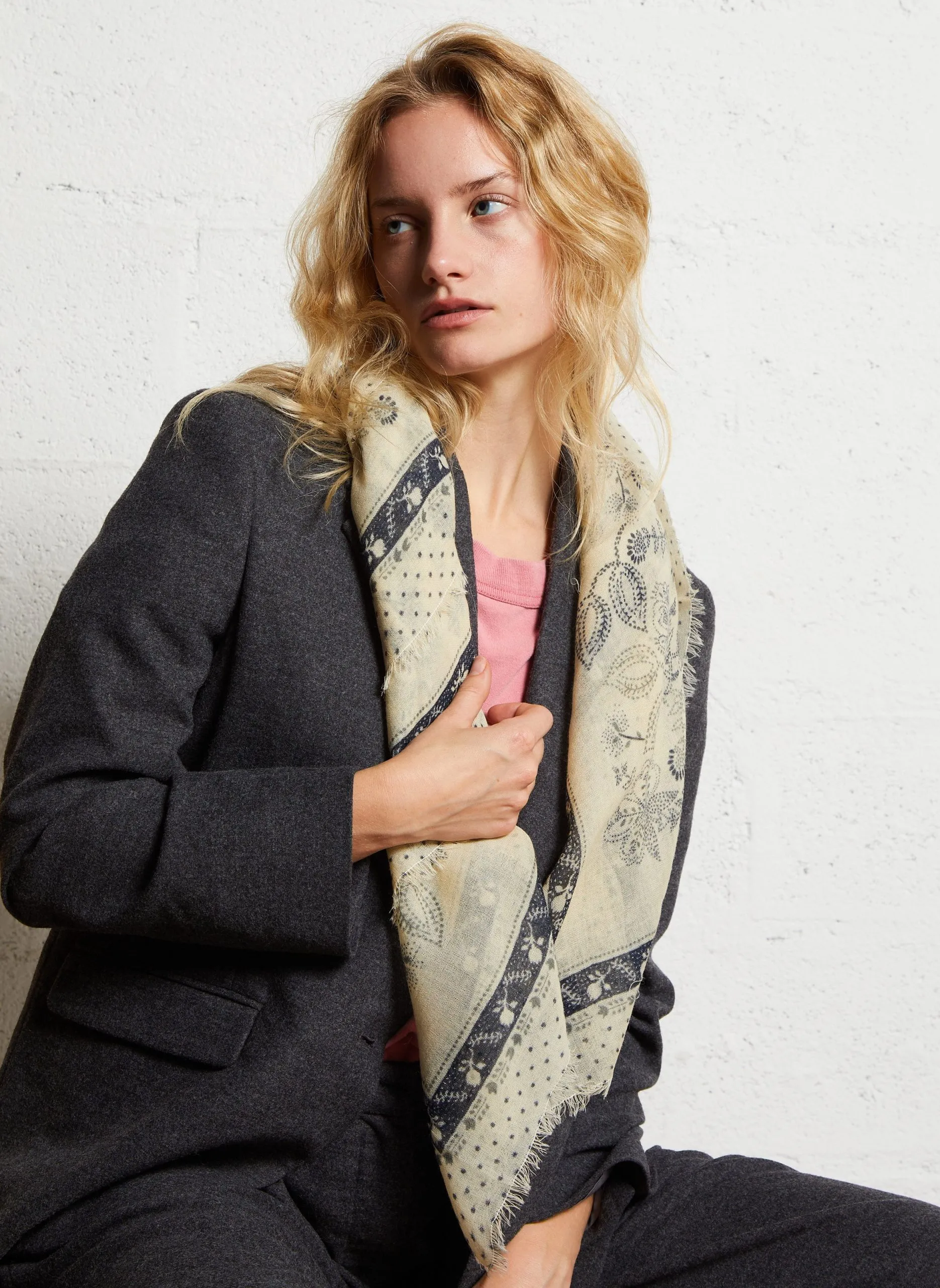 Wollschal mit quadratischem Muster Weiss