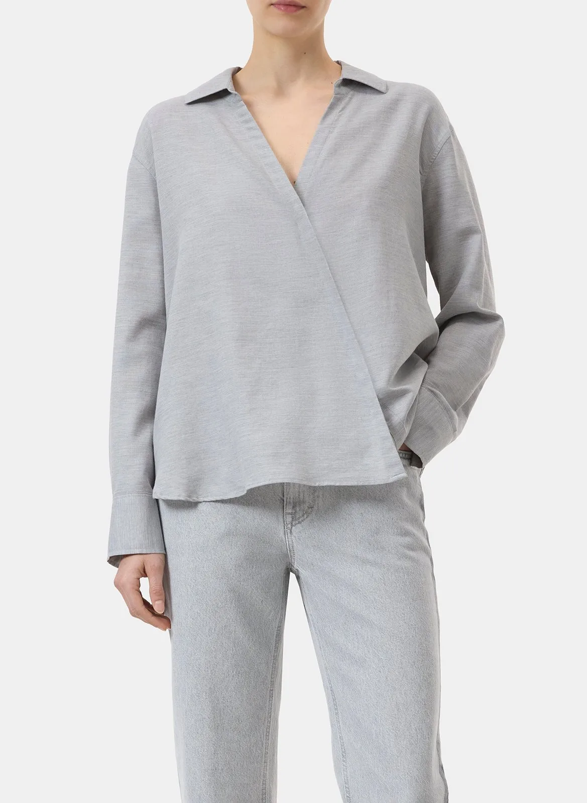 Einfarbiges Blusenoberteil mit asymmetrischen Knöpfen. Grau