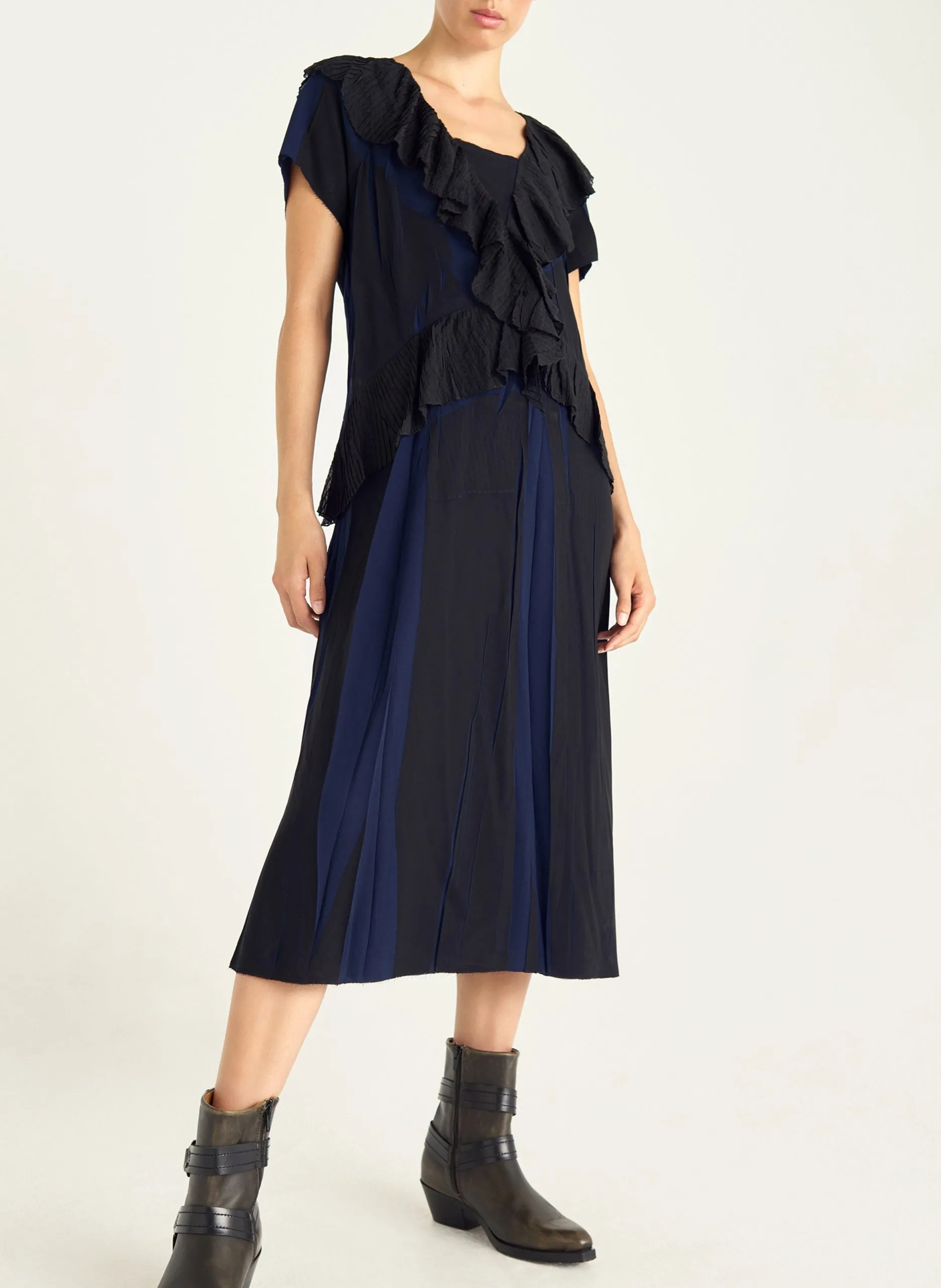 Langes Faltenkleid mit V-Ausschnitt Blau