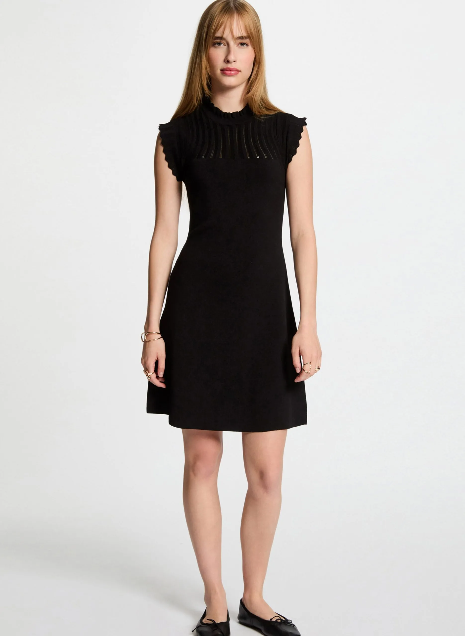 Kurzes Strickkleid mit Stehkragen Schwarz 252-RMSNOW