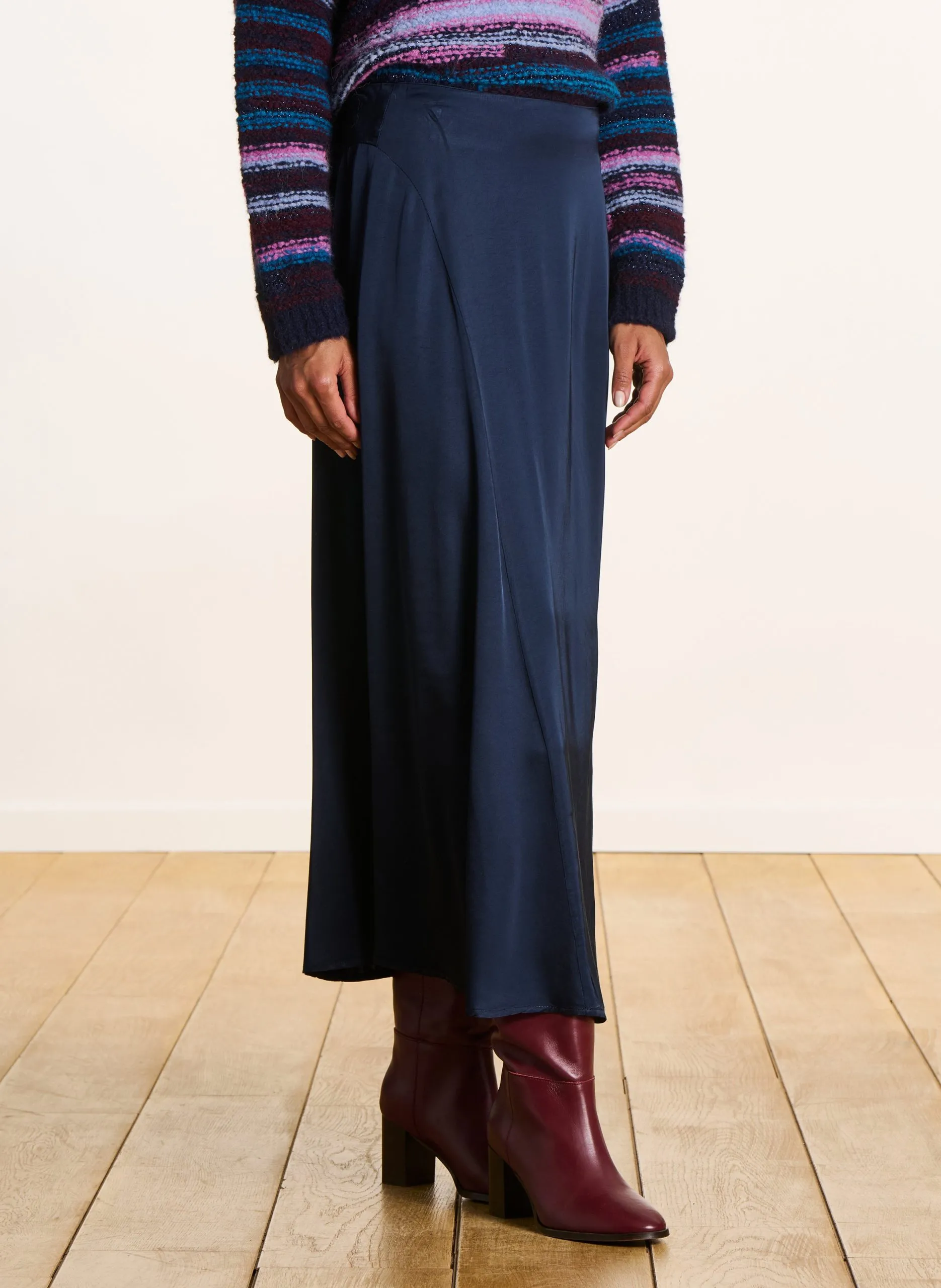 Langer, satinierter Rock Blau