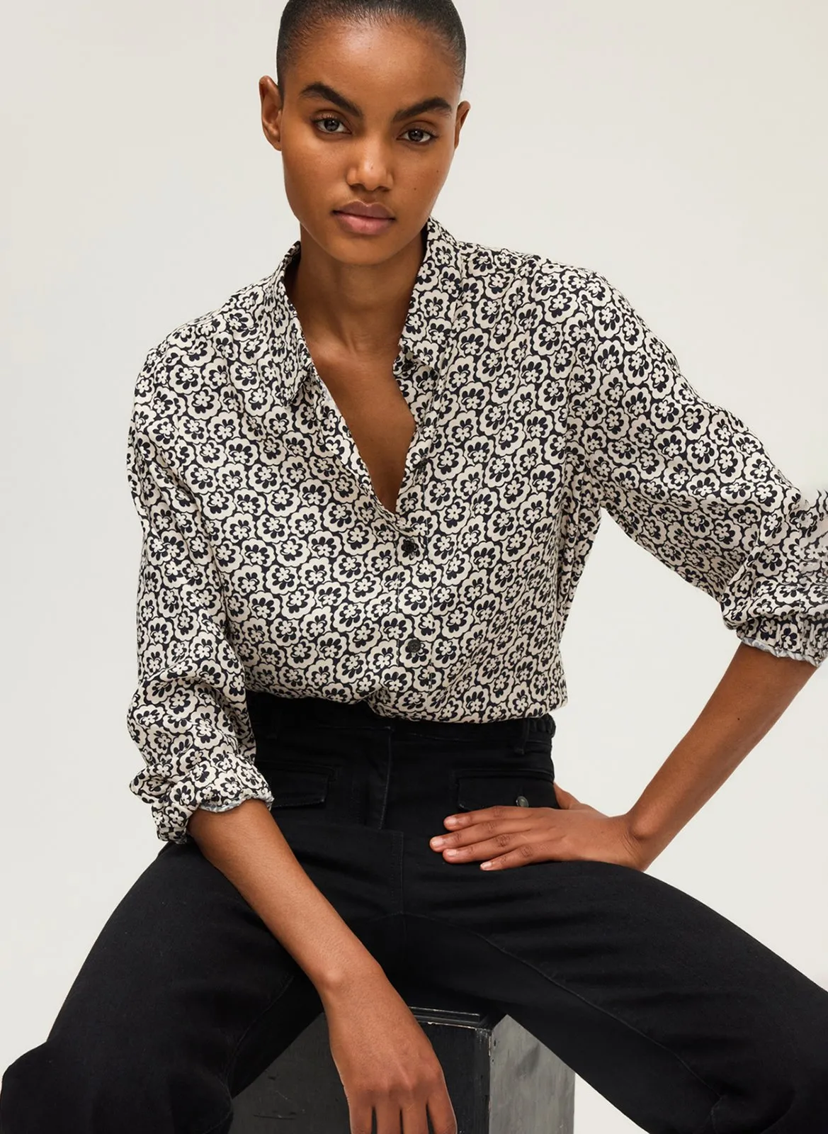 Gerade geschnittene Bluse mit klassischem Kragen und Print Beige ASHA