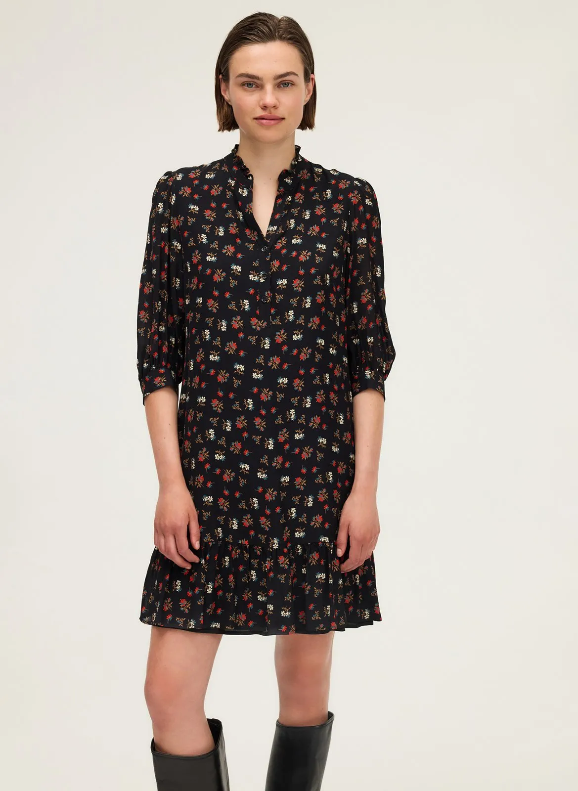 Kurzes Blumenkleid mit Tunika-Kragen und Volants Schwarz LETIZIA