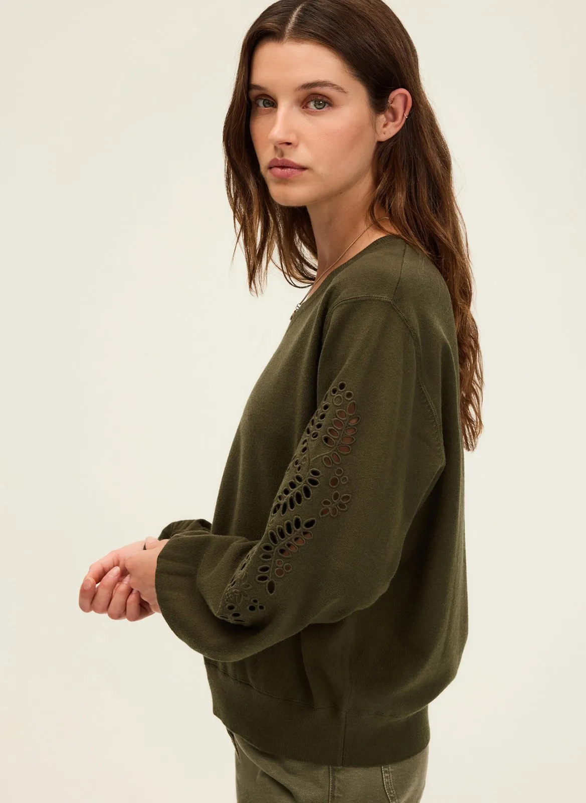 Gerade geschnittener Pullover mit bestickten Ärmeln Khaki HIVA