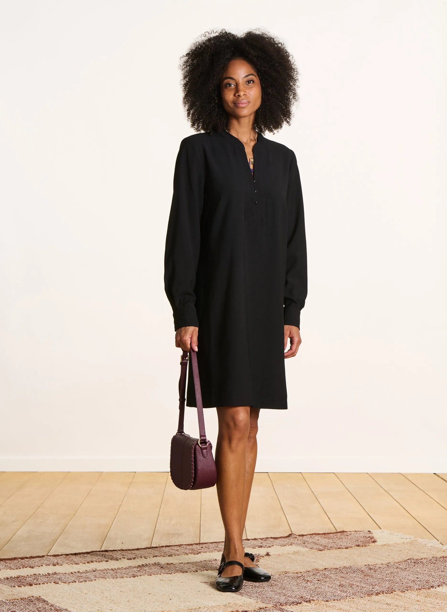 Midi-Kleid mit Tunika-Ausschnitt Schwarz