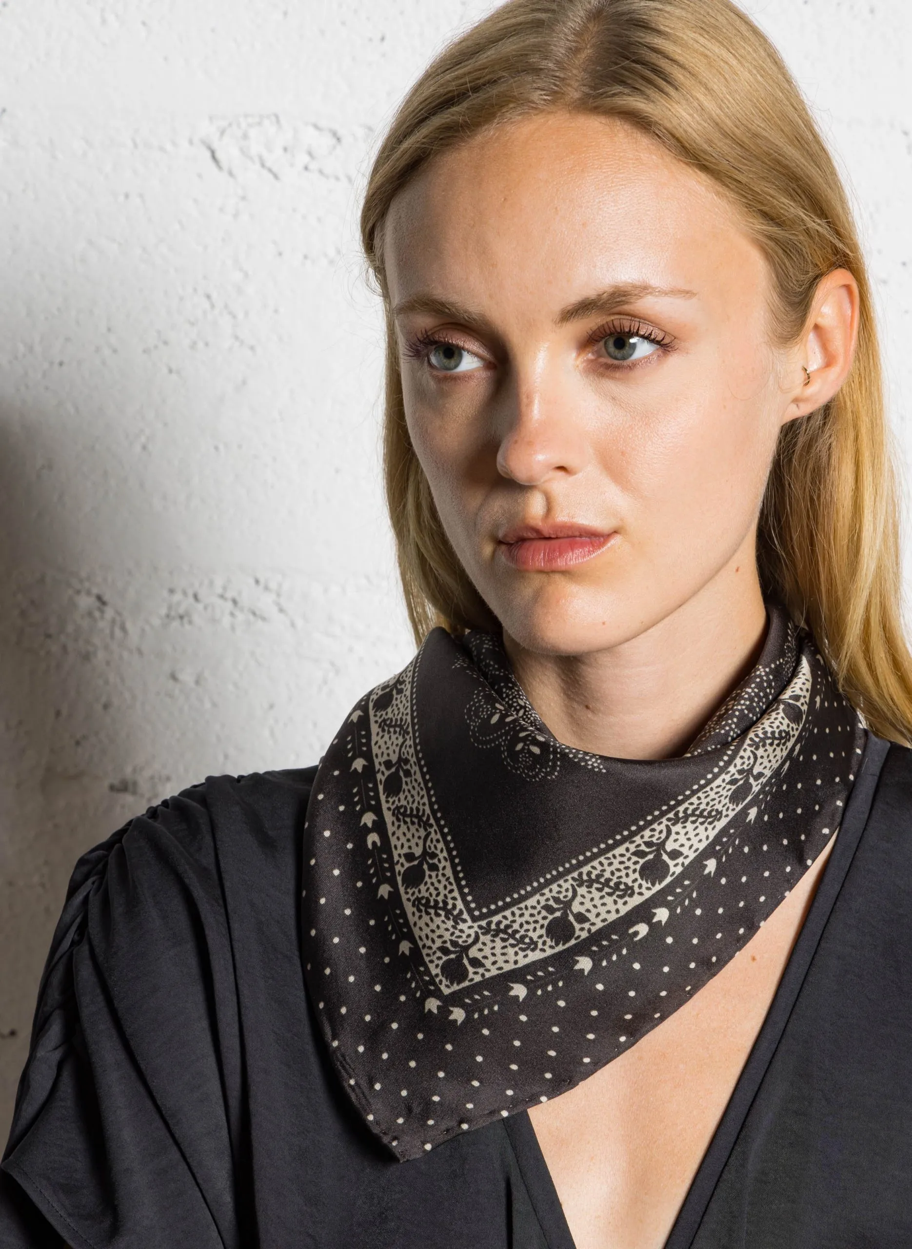 Quadratisches Seidentuch mit Print Braun