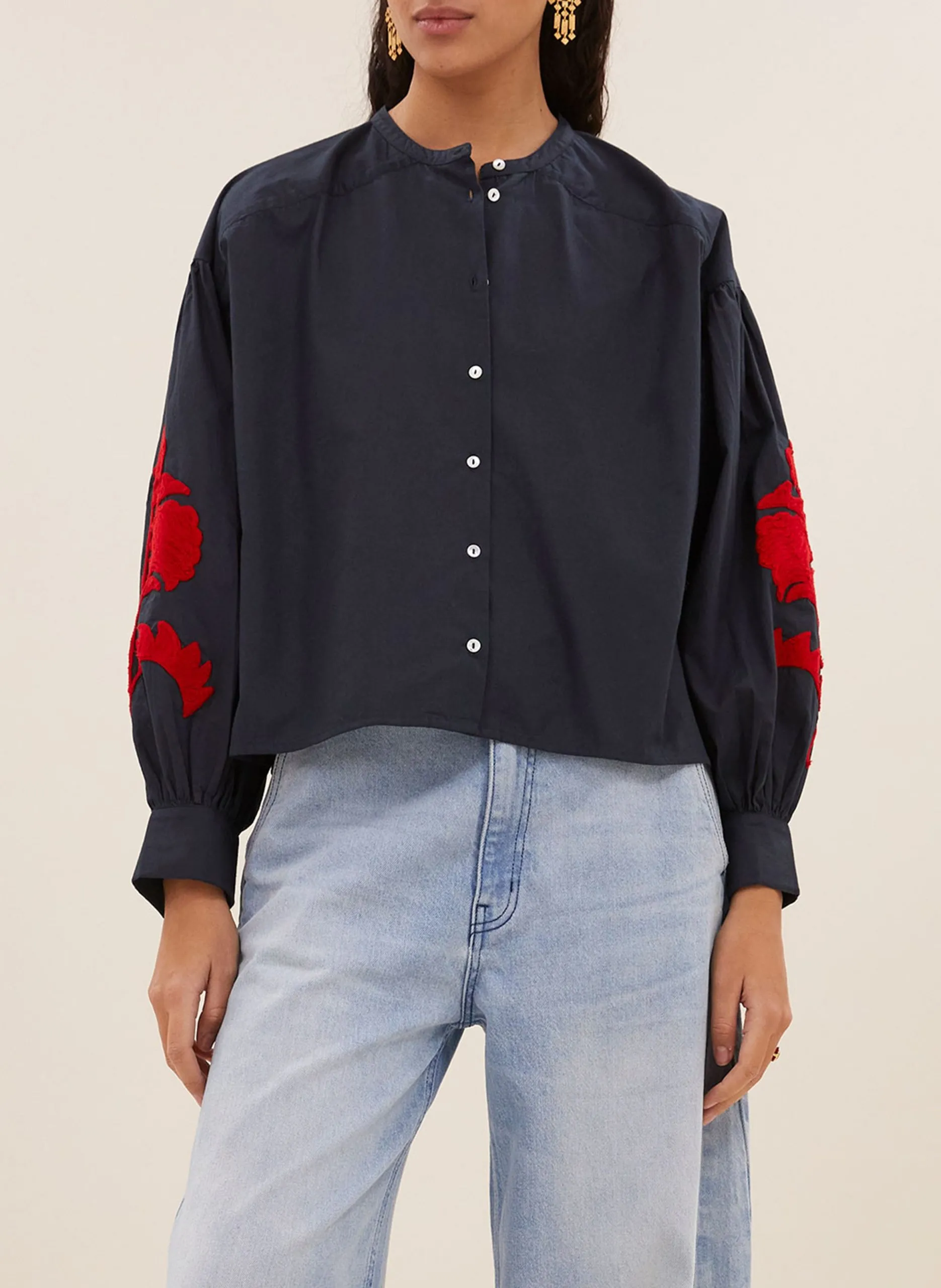 Weit geschnittene Bluse mit bestickten Ärmeln Blau JANET