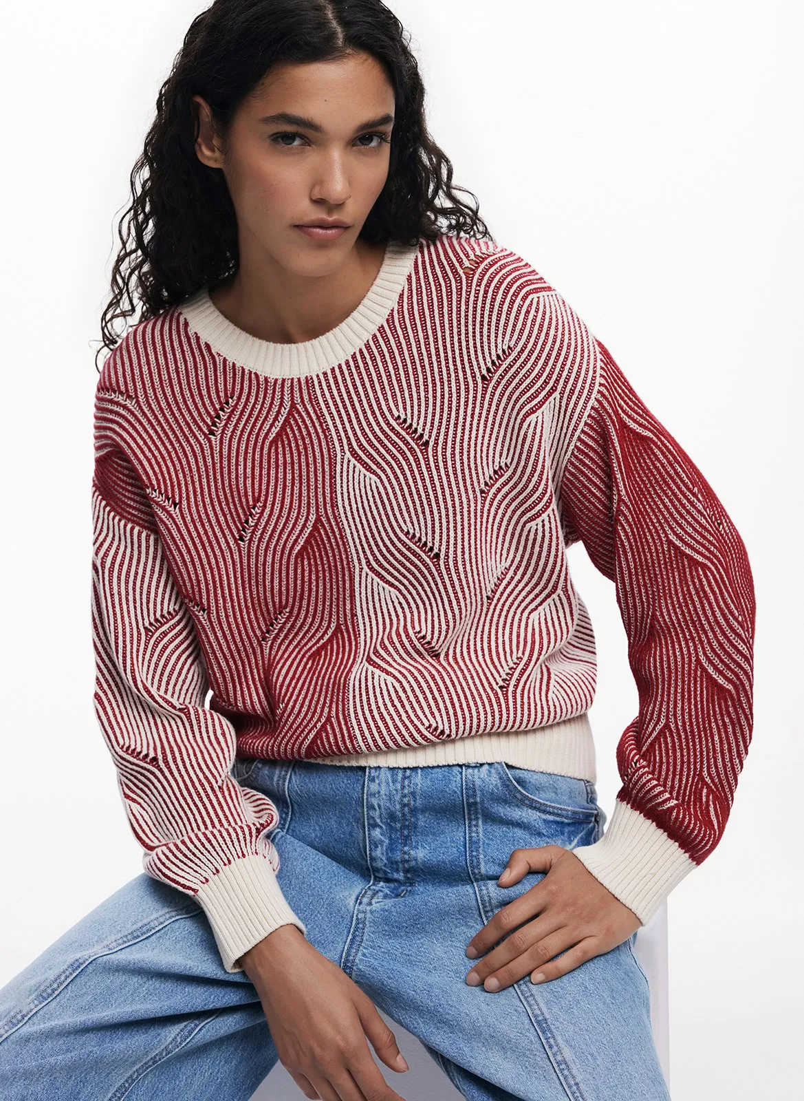 Rundhalsausschnitt-Pullover mit zweifarbiger Reliefdruck. Rot