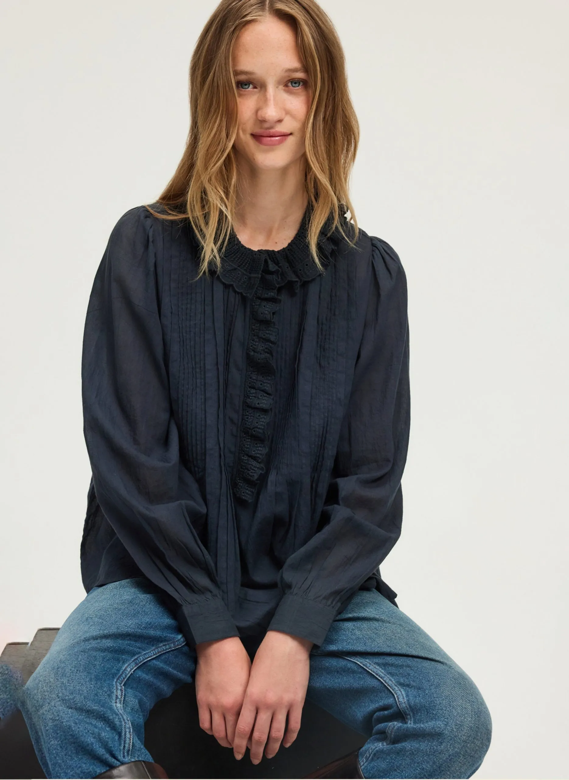 Bluse mit einfarbiger Spitze und Volants Blau AMINA