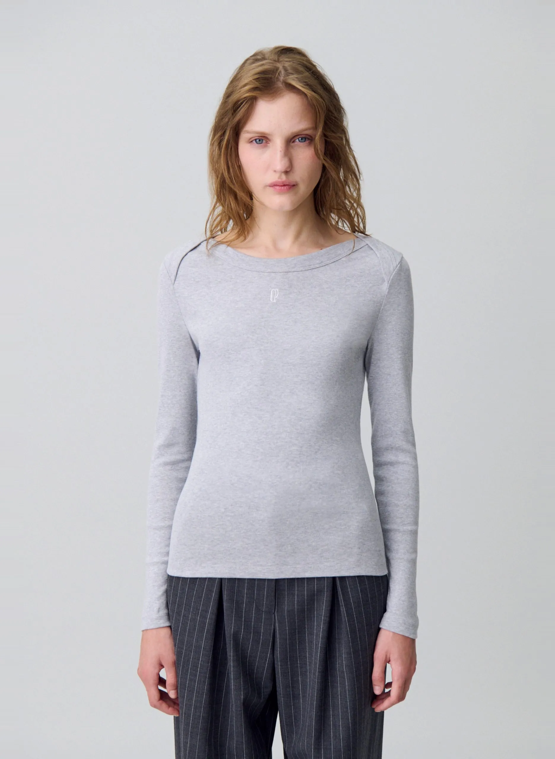 Tailliertes T-Shirt mit Bootsausschnitt Grau TIMEA