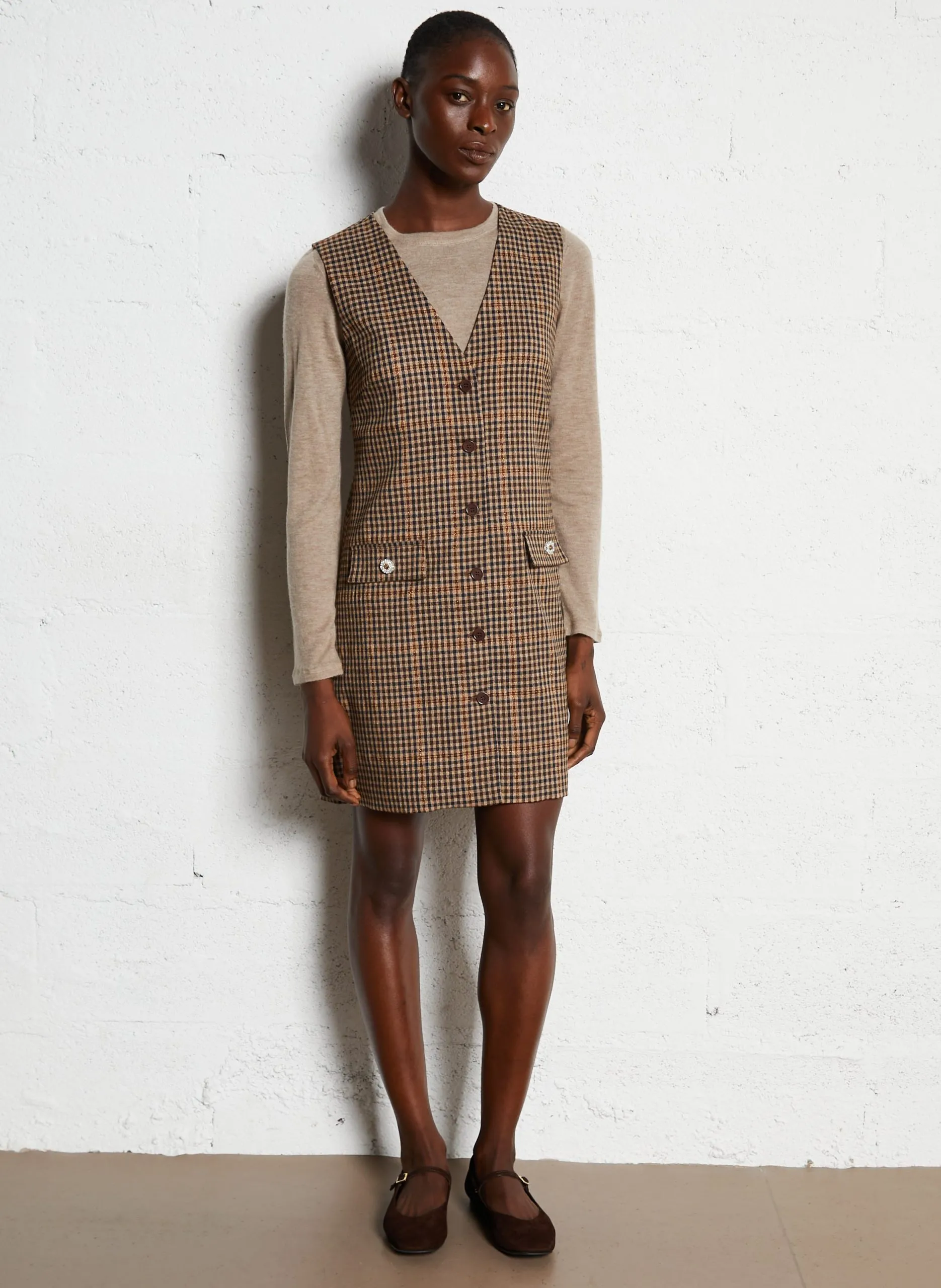 Ausgestelltes Kurzkleid mit V-Ausschnitt Braun