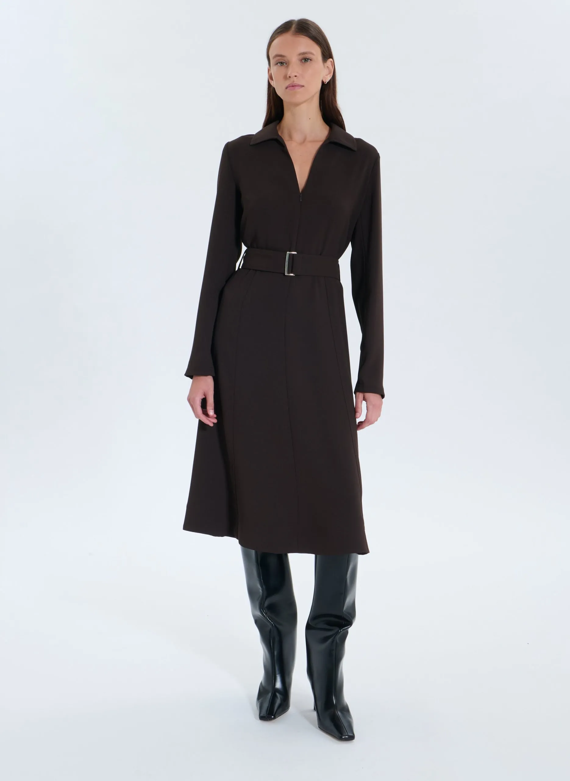 Taillierte lange Kleid mit klassischem Kragen Braun RAID