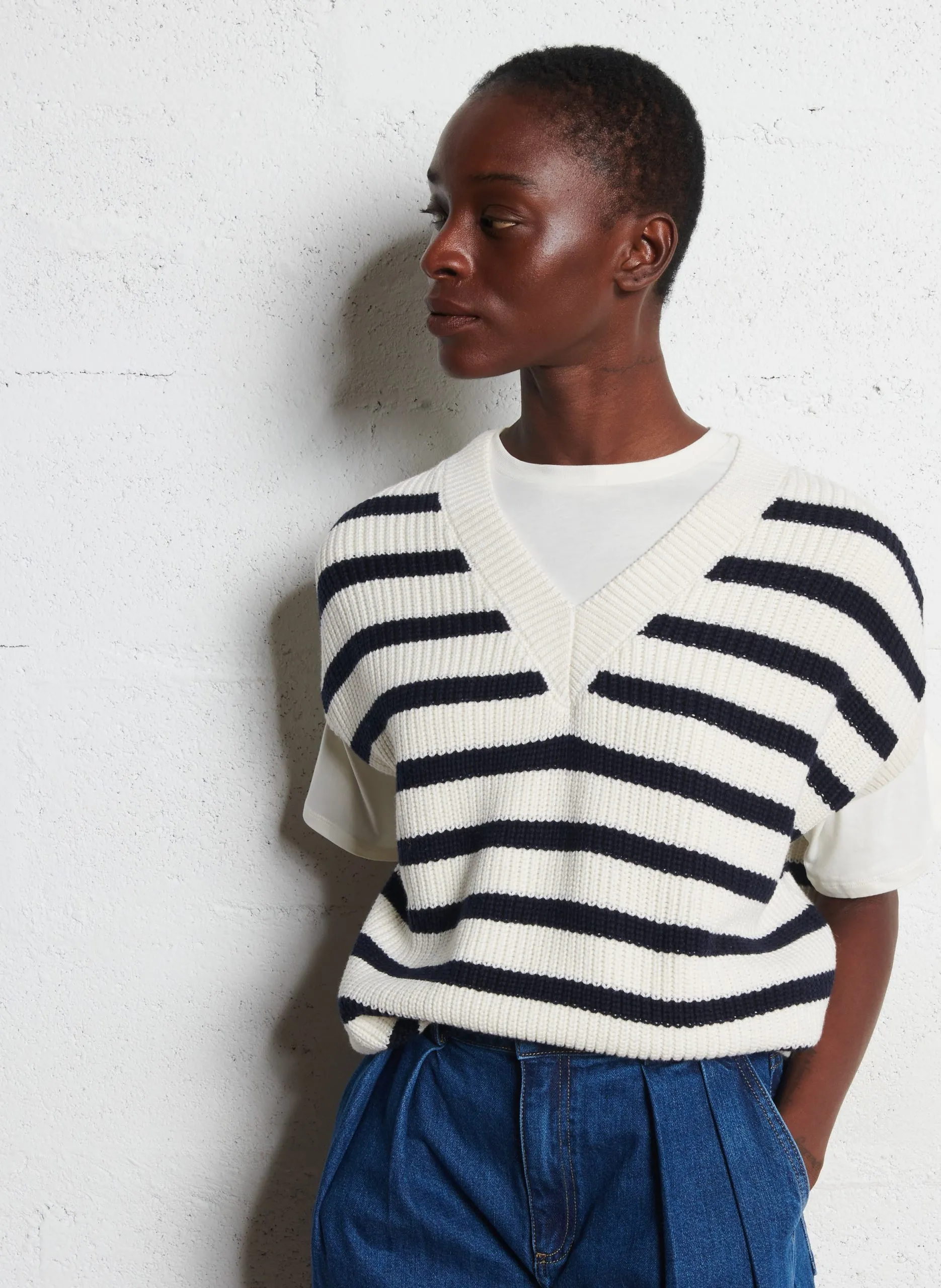 Ärmellose gestreifte V-Ausschnitts-Strickweste aus Baumwolle und Wolle Weiss MARELO