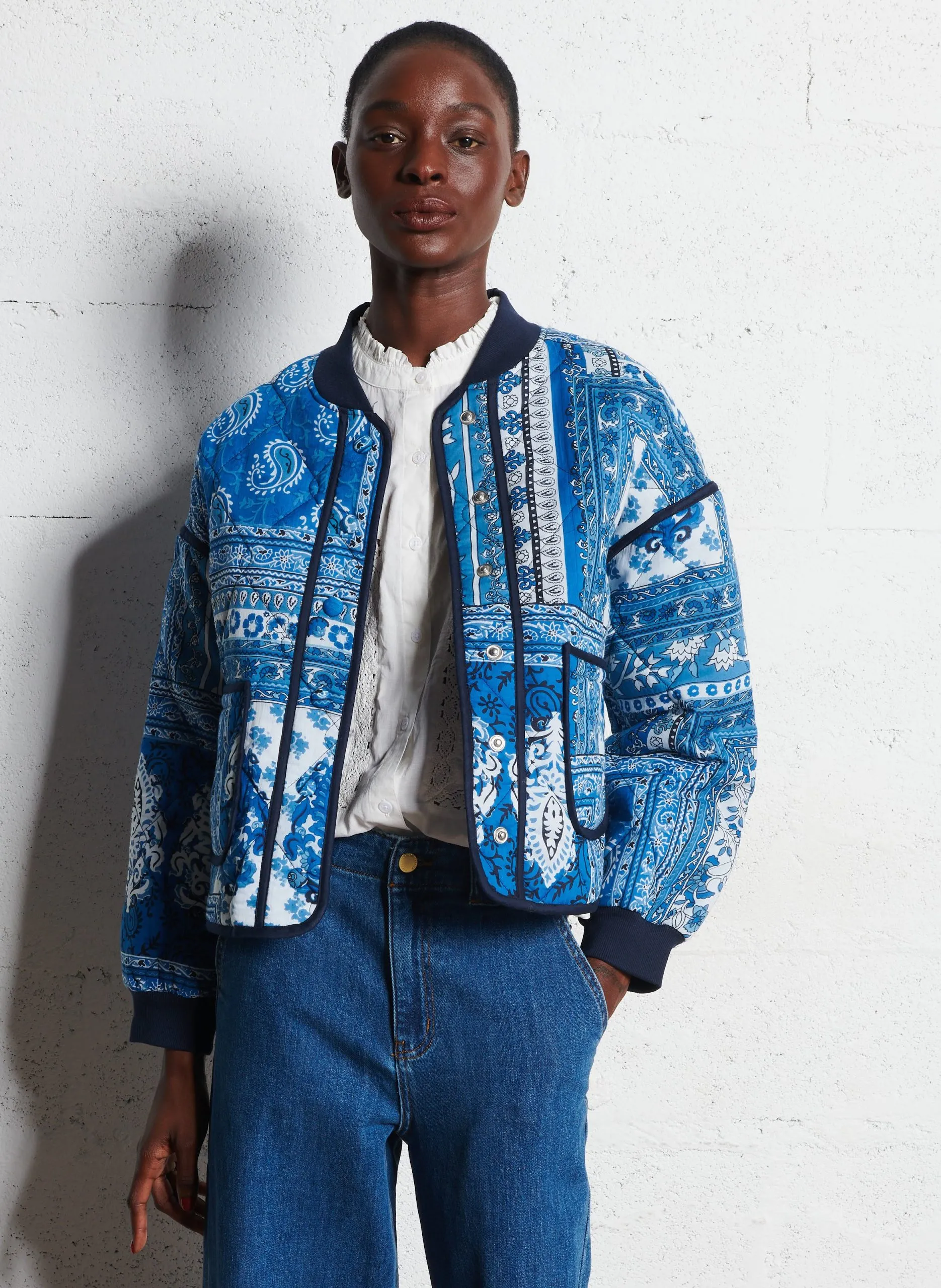 Rundhalsausschnitt bedruckte Baumwolljacke Blau VAYLA