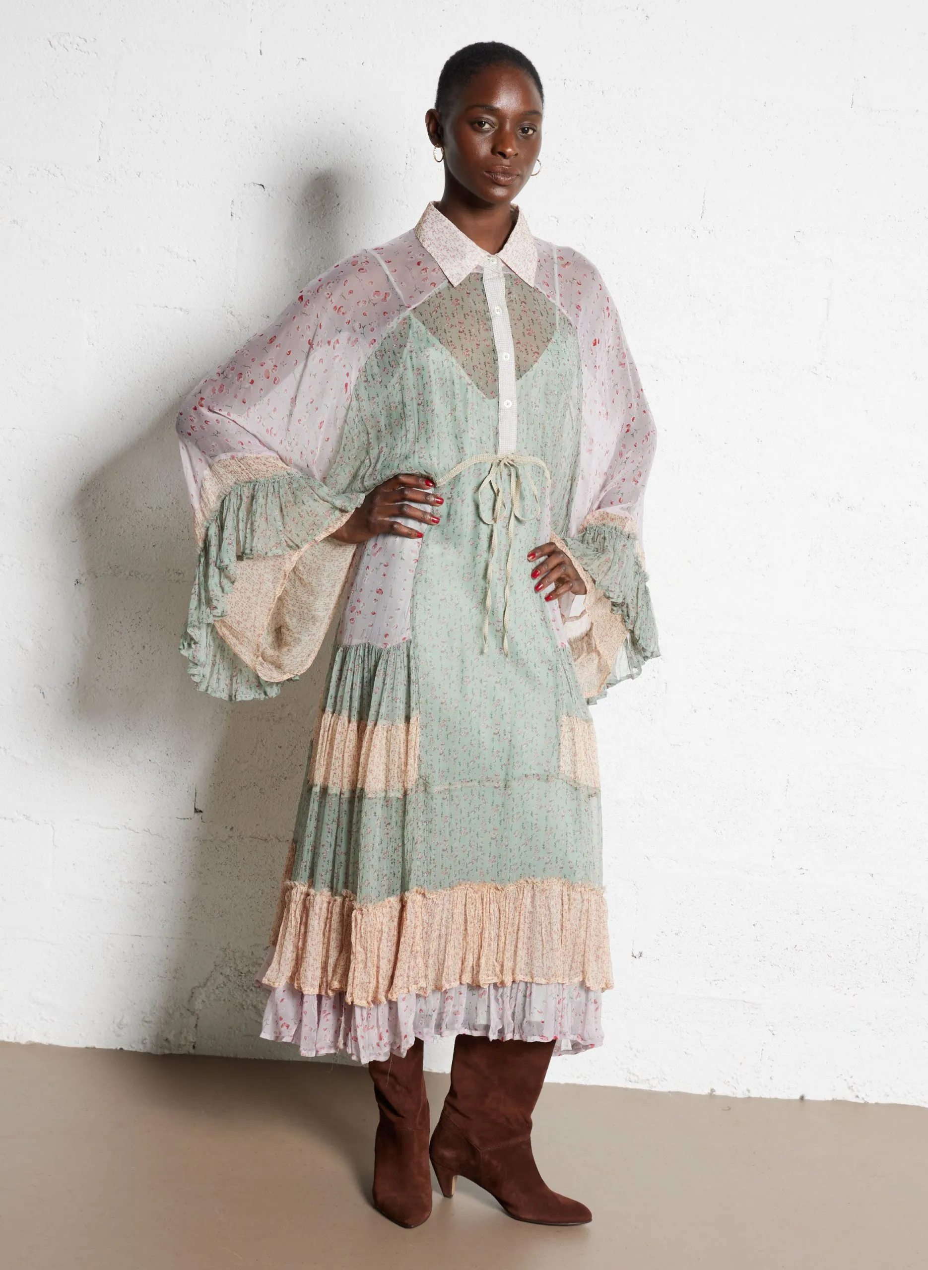 Langes Kleid mit klassischem Kragen und Blumendruck Blau LUBUD