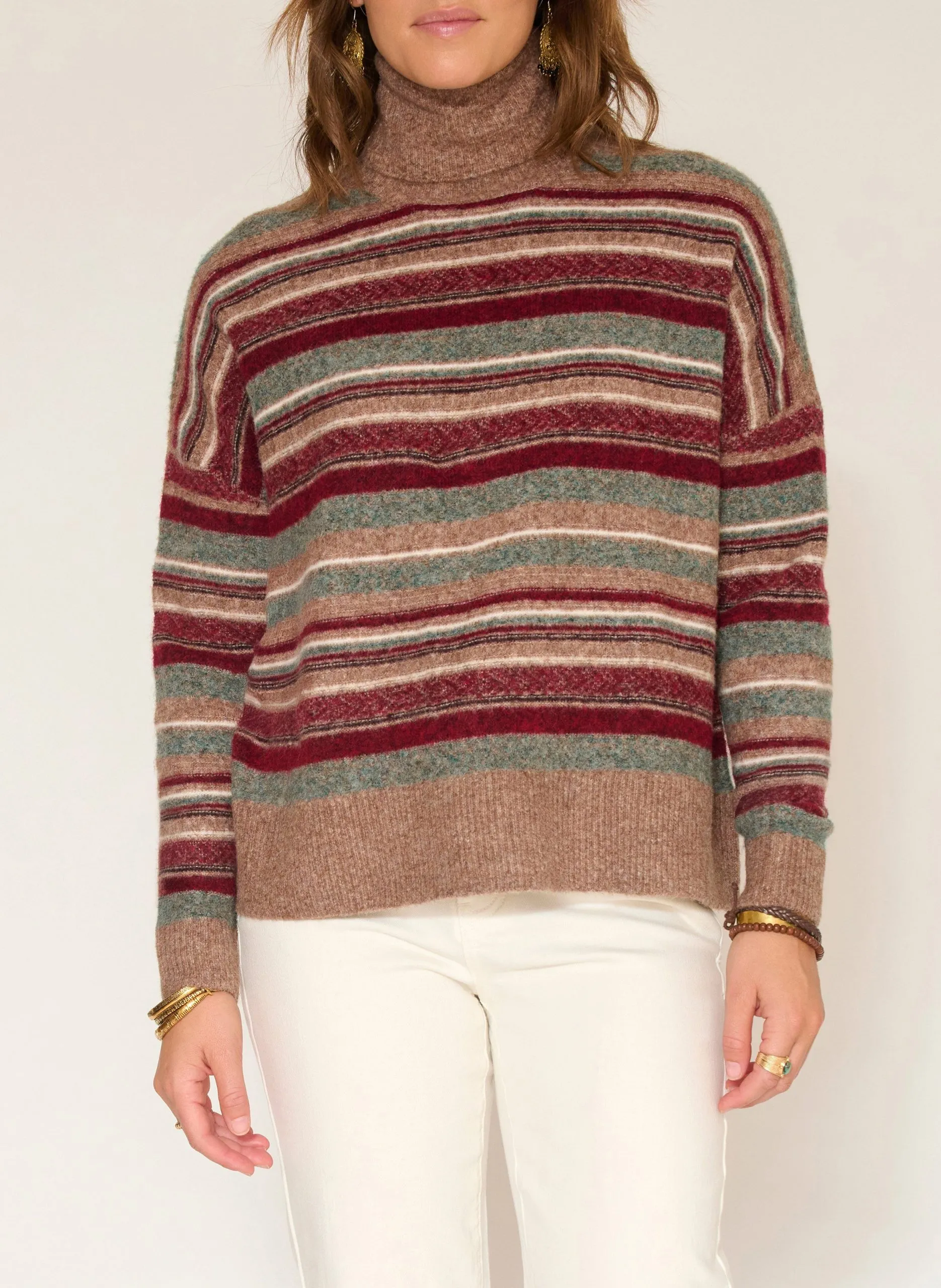 Weiter Rollkragenpullover aus gestreifter Wollmischung. Khaki KAISHA