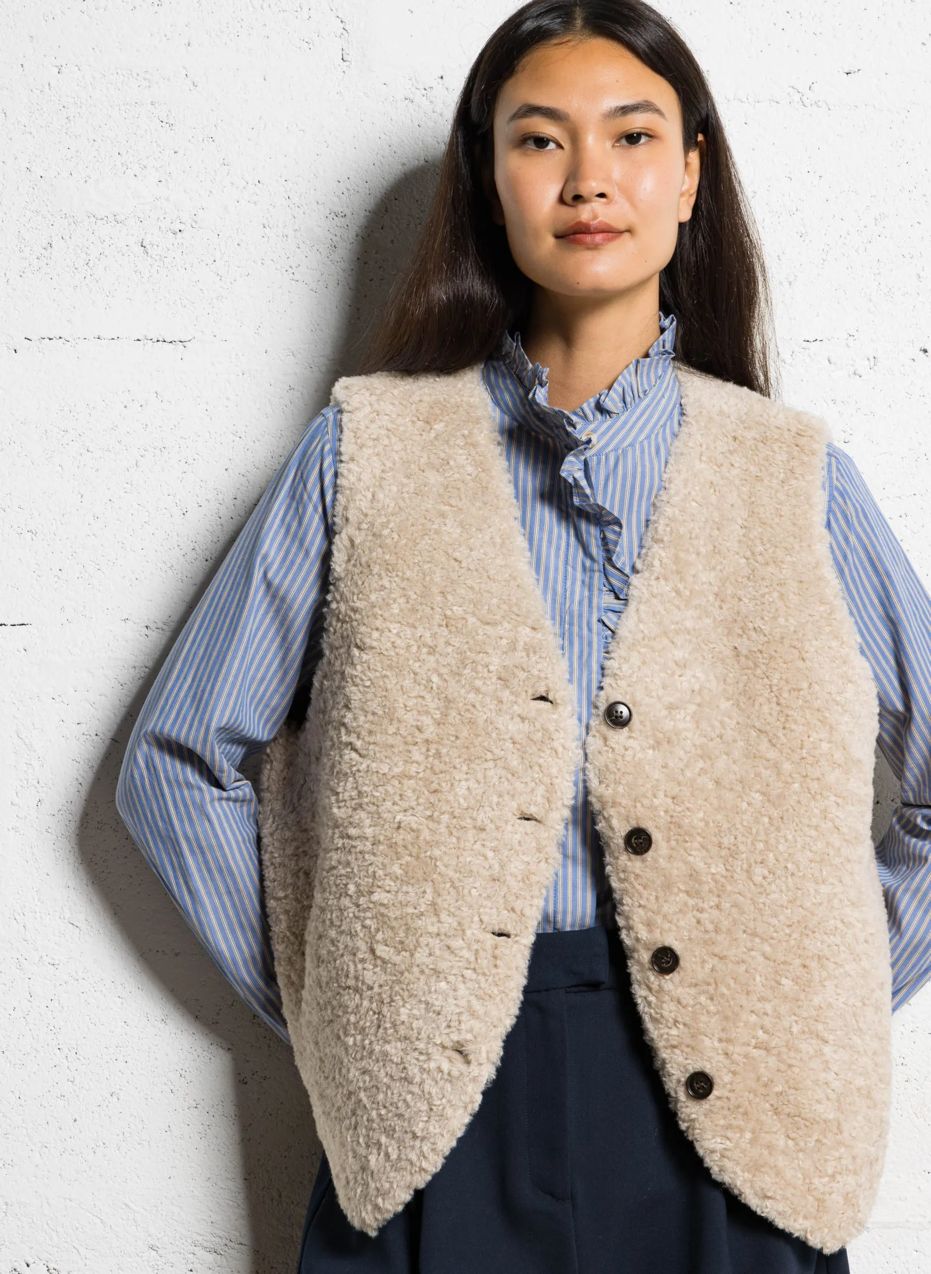 Ärmellose Weste aus gewelltem Pelz Beige