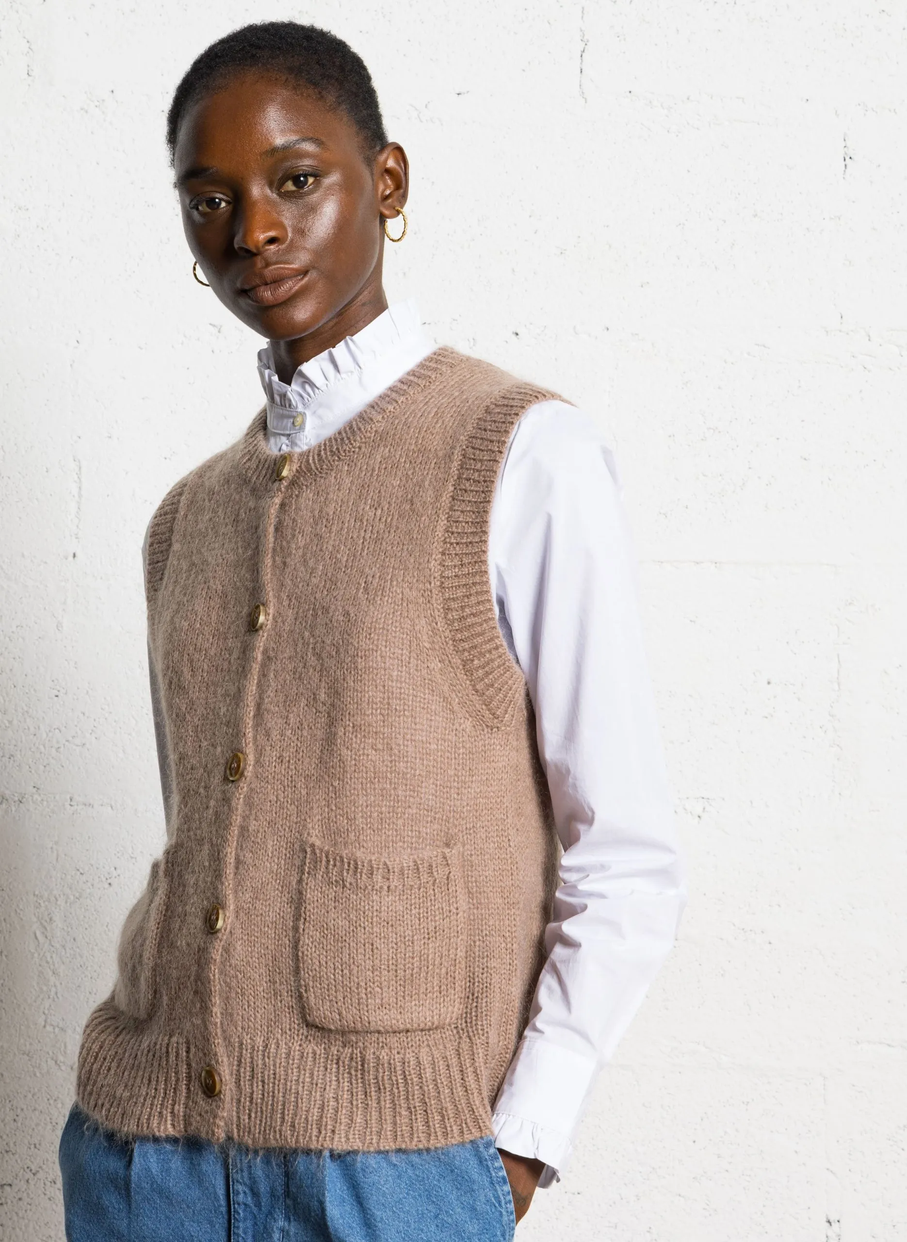 Caissa - Wollstrickpullover mit V-Ausschnitt und Details Braun PITT