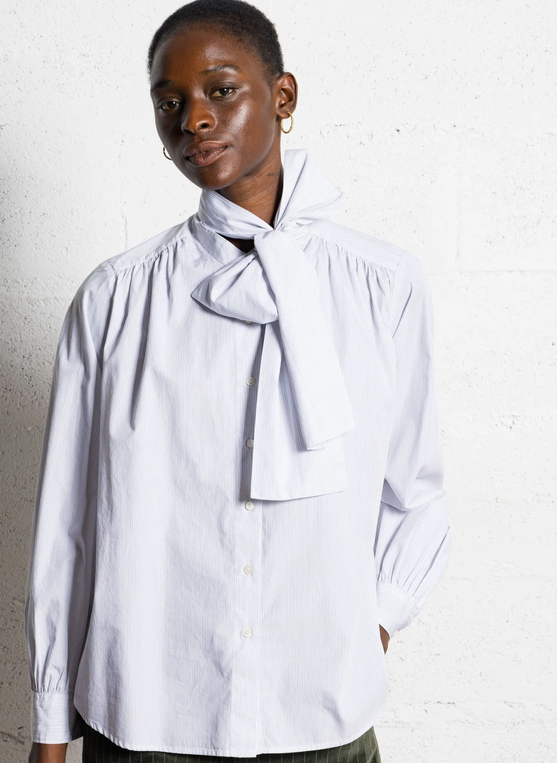 Weit geschnittene gestreifte Bluse mit Schal Weiss CARMINA