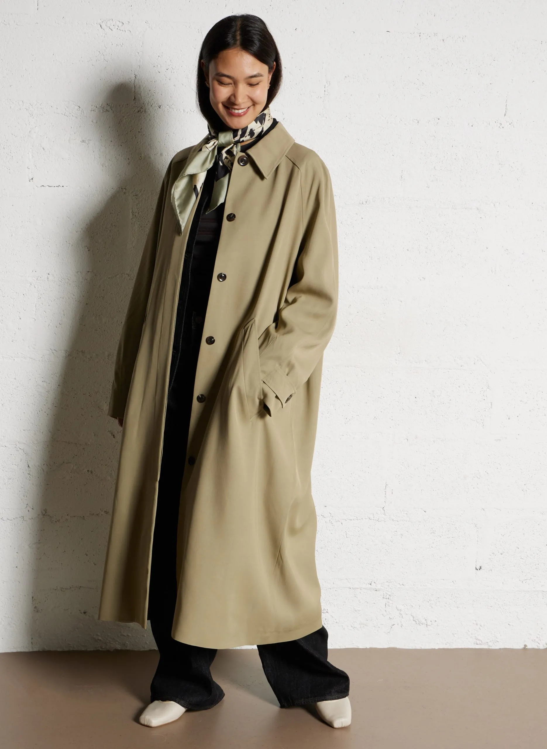 Langer weiter einfarbiger Trenchcoat Grun FRITZ