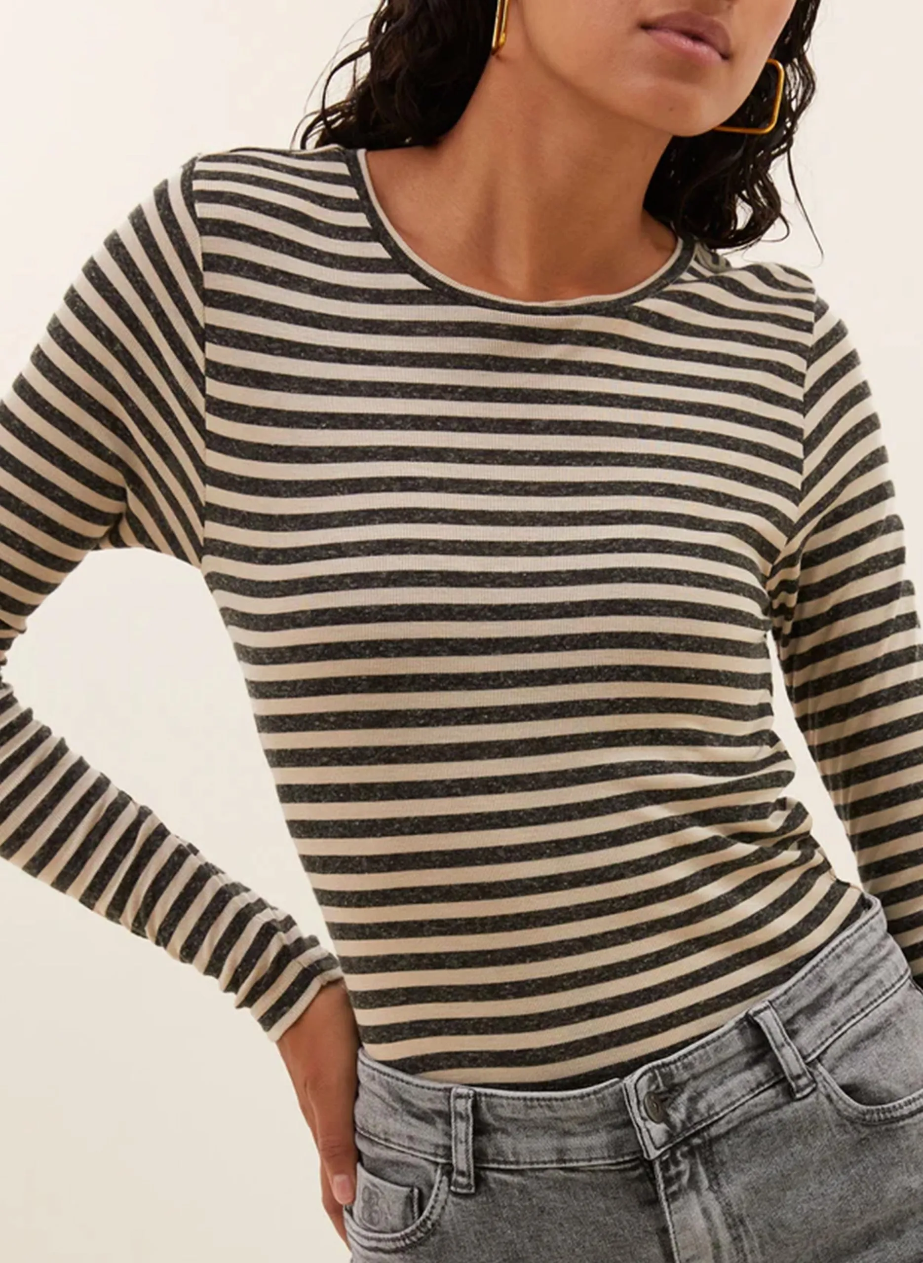 Eng anliegendes gestreiftes T-Shirt Schwarz BASIC