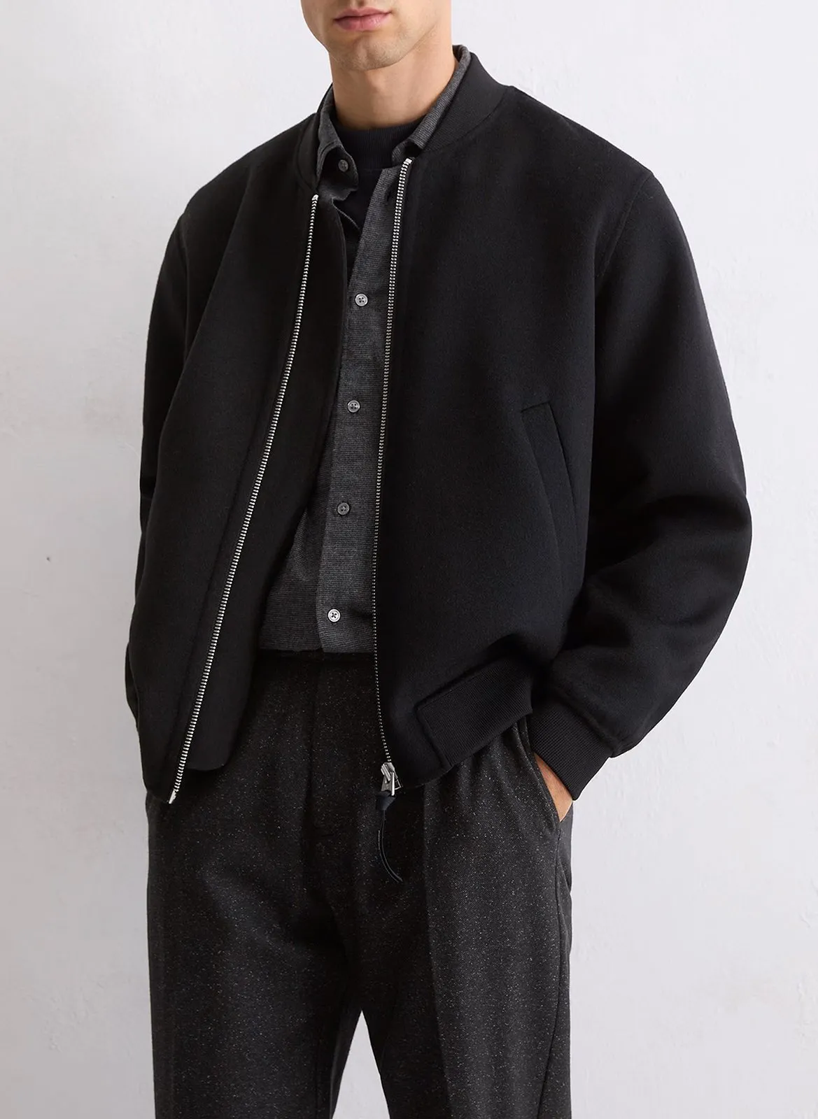 Gerade geschnittene Jacke mit Reißverschluss aus gemischter Wolle. Schwarz