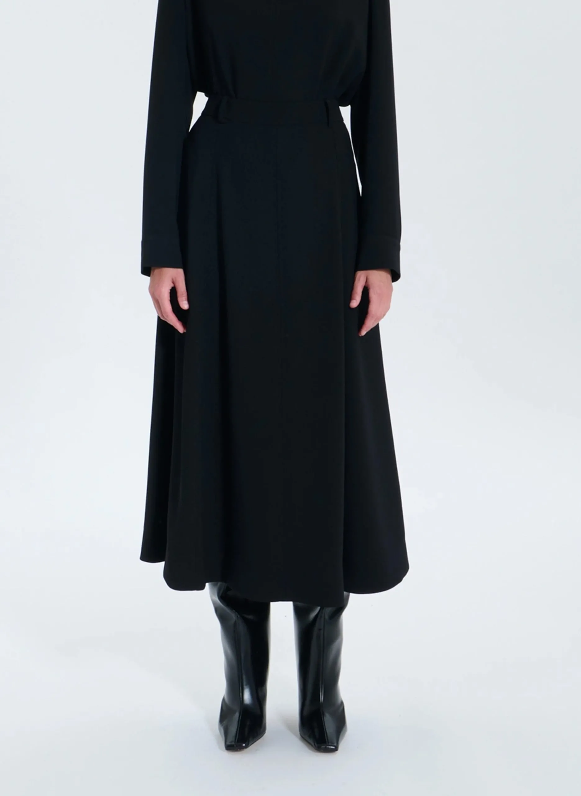 Langer, ausgestellter Rock mit Print und fließendem Schnitt Schwarz JIMA