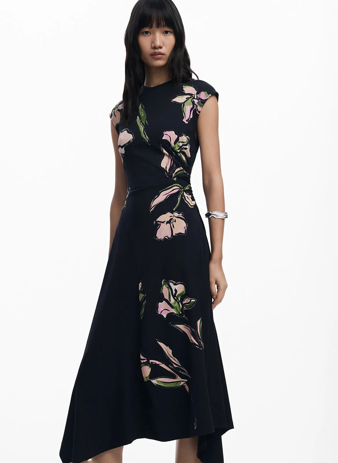 Taillierte asymmetrische Kleid mit Mustern Schwarz