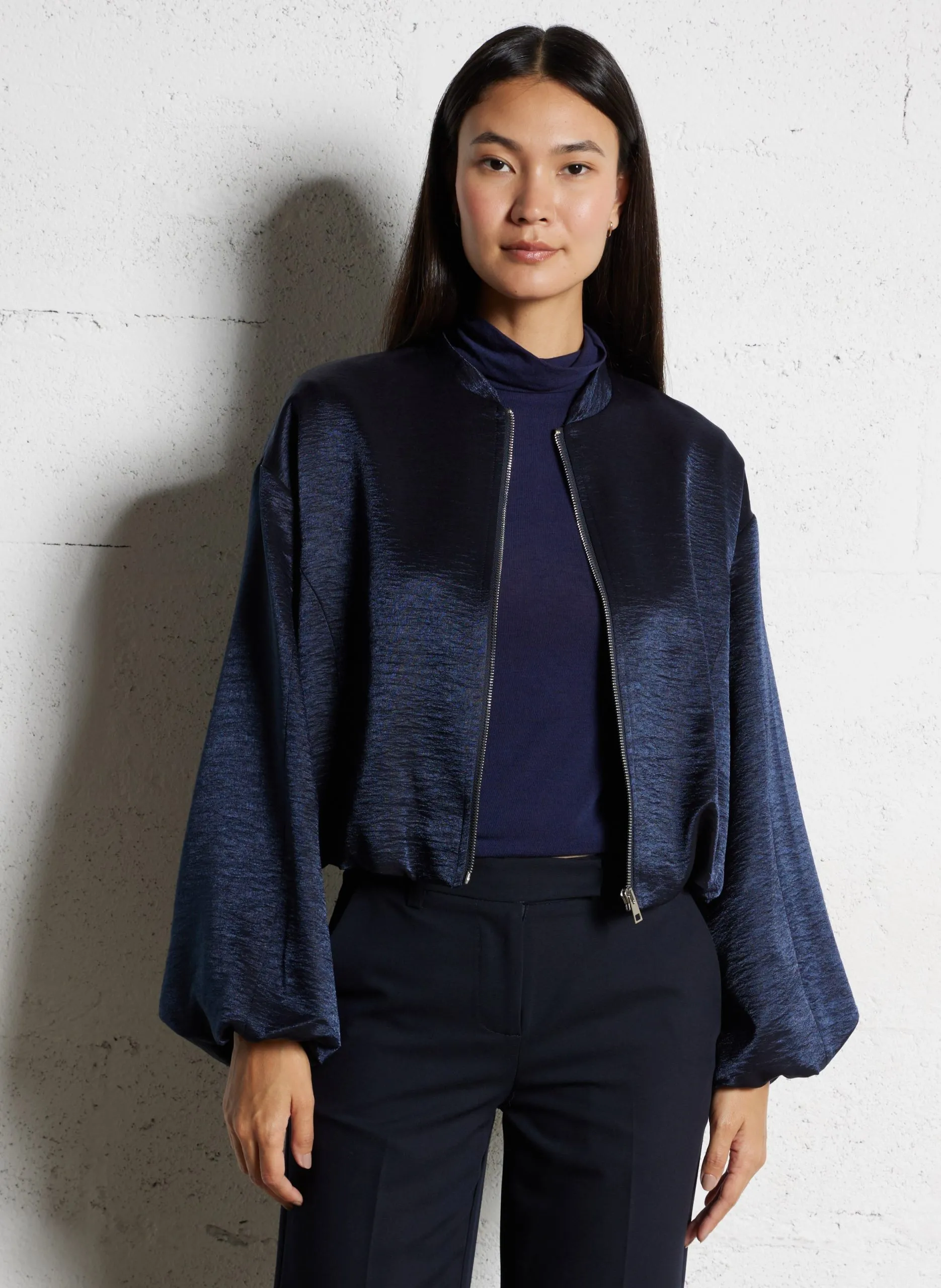 Kurze Jacke aus Satinstoff Blau