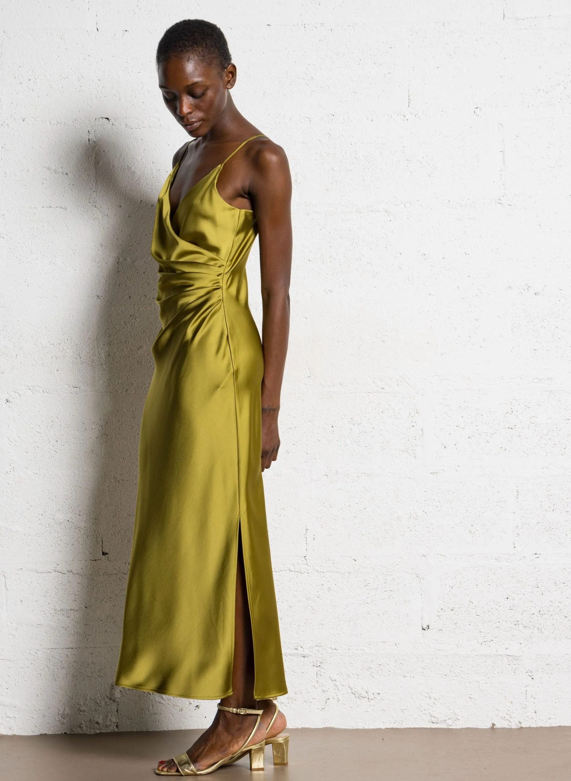 Midi-Kleid mit drapierten Trägern aus Satin Gelb