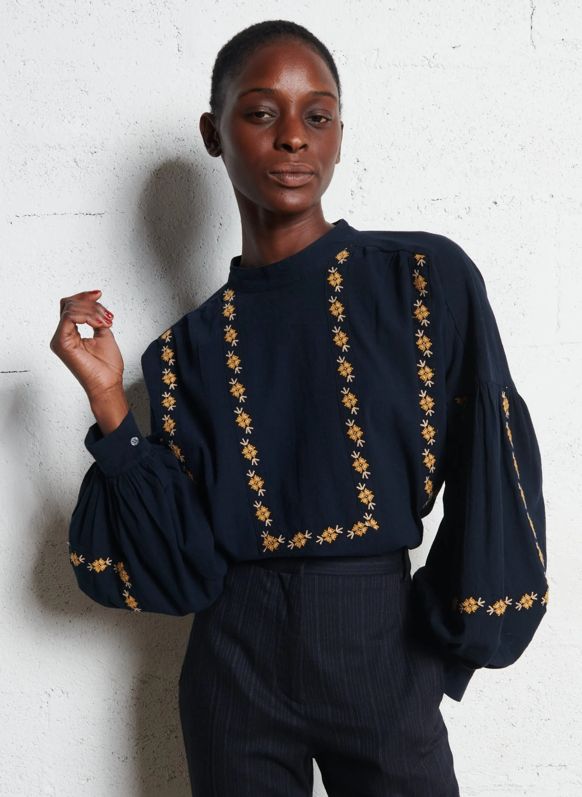 Oversize Bluse mit Stehkragen aus Baumwolle Schwarz SUZANNE