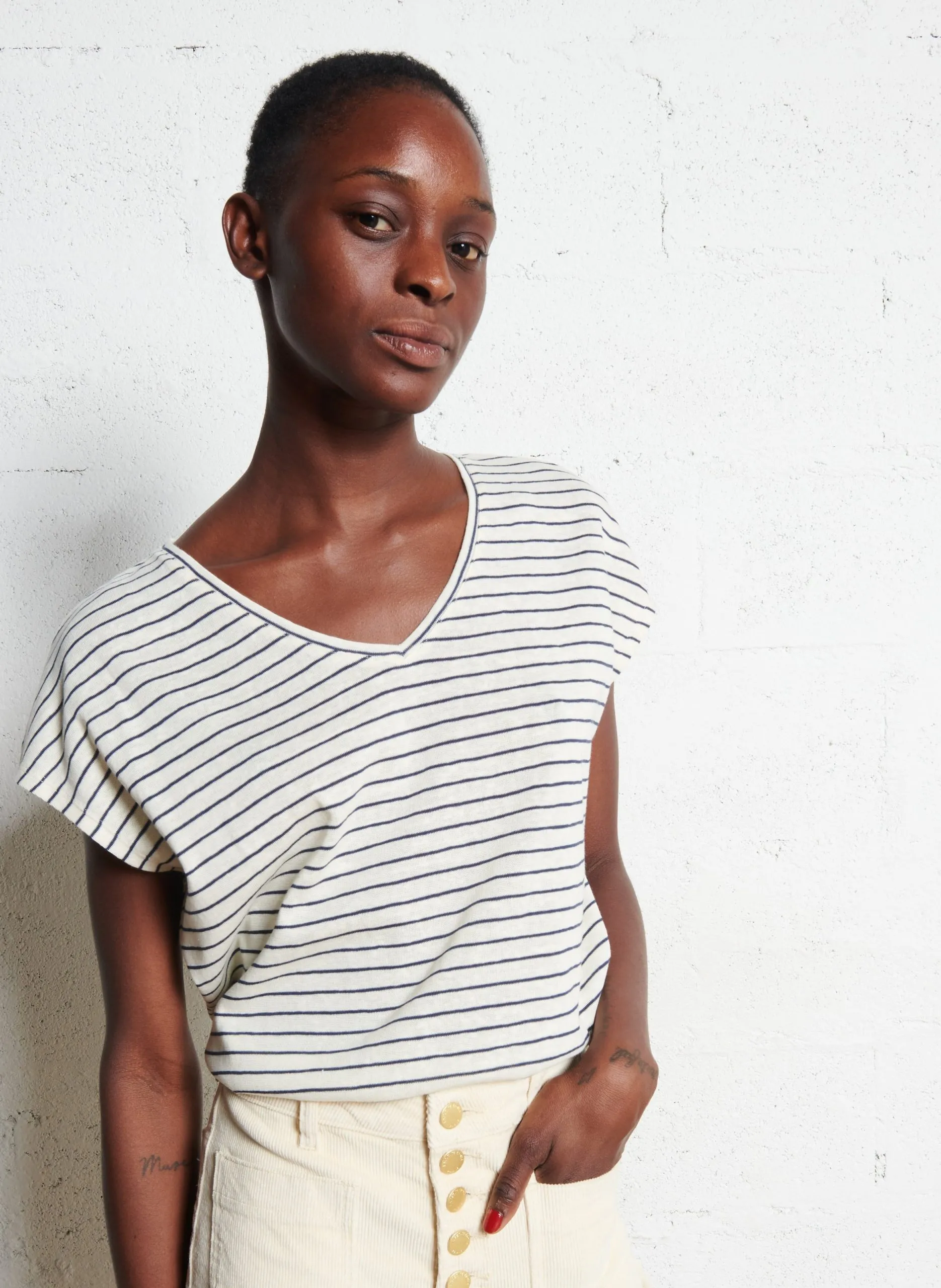 Weit geschnittenes T-Shirt mit V-Ausschnitt Beige MARCELINA