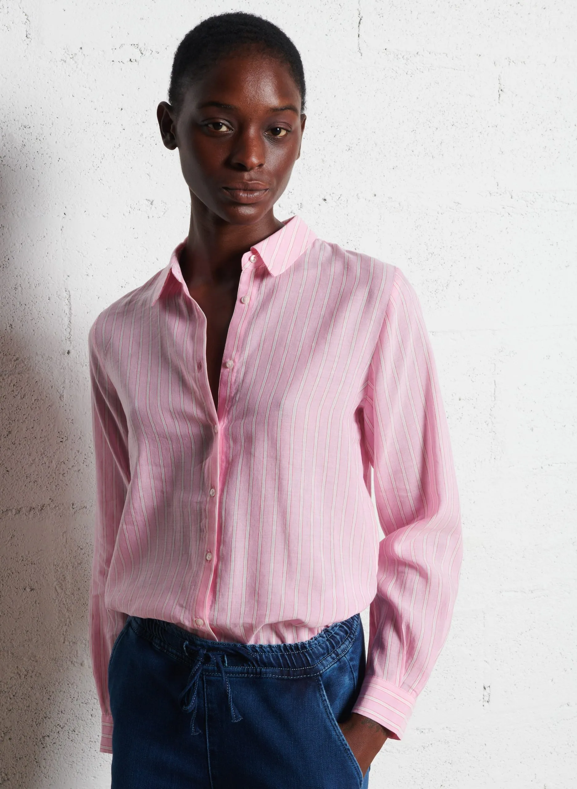 Gerade geschnittene Streifenbluse mit klassischem Kragen Rosa CARLA