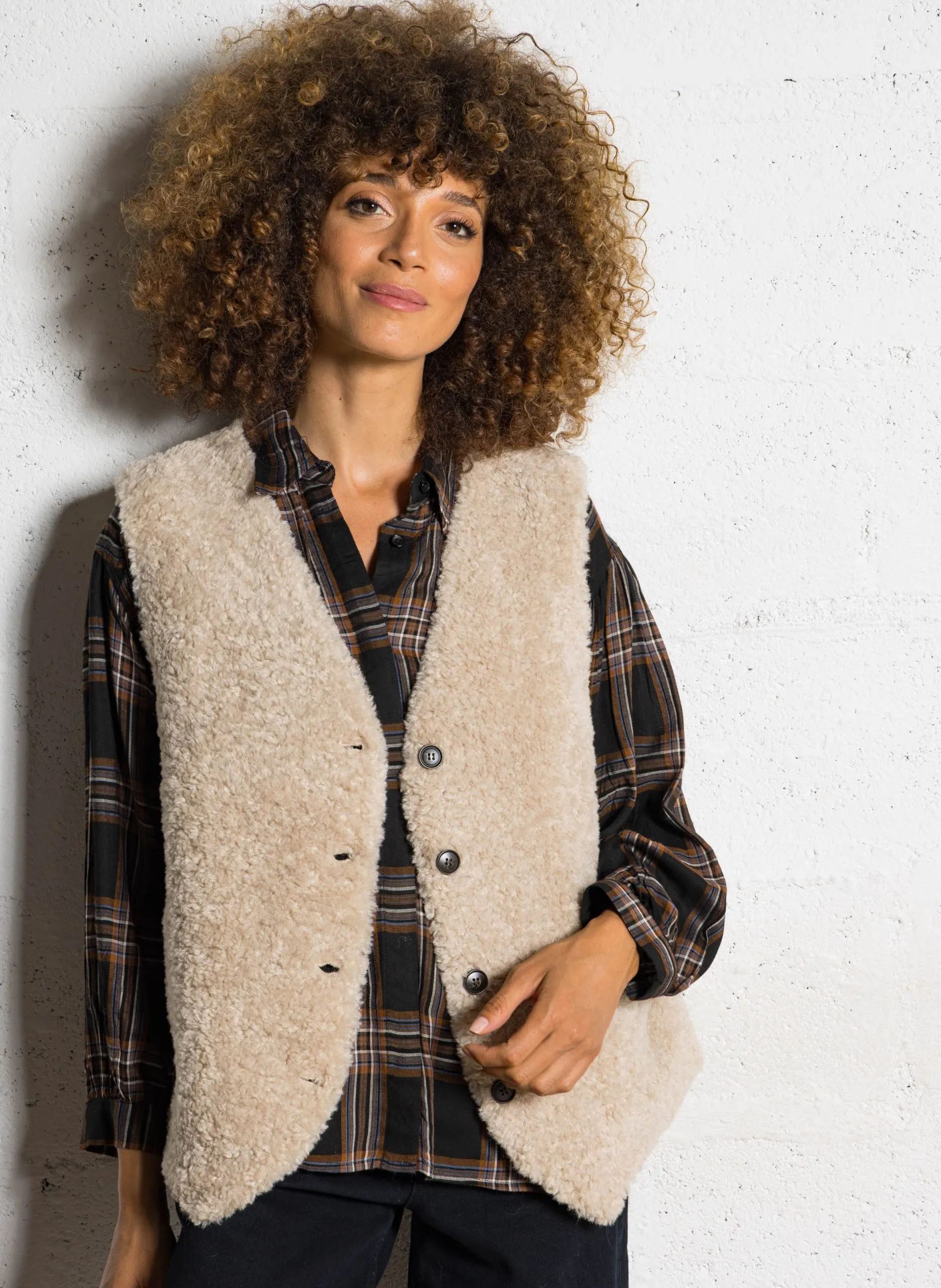 Ärmellose Weste aus gewelltem Pelz Braun