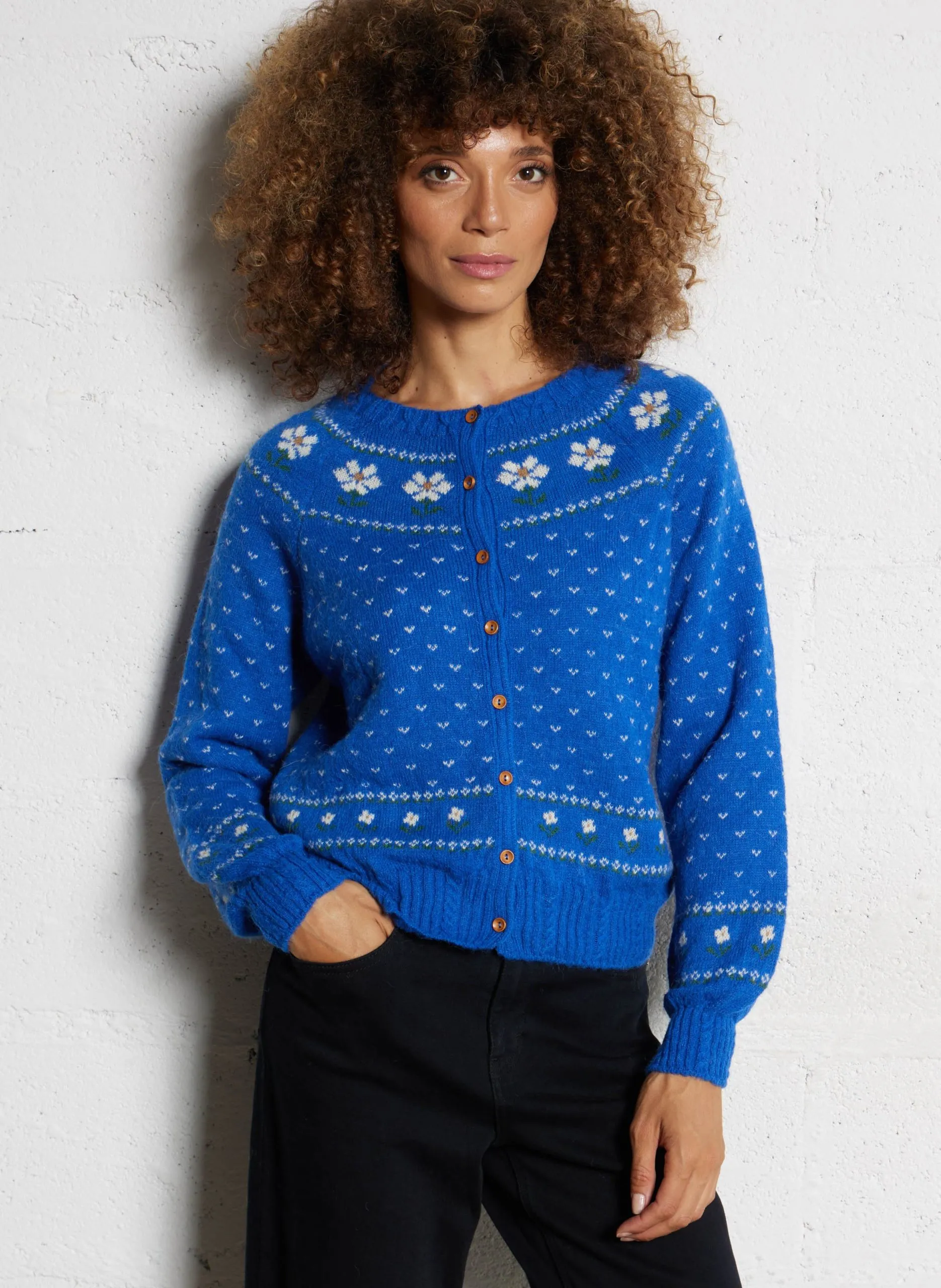 Weiter Pullover mit Bootsausschnitt und Jacquardmuster aus gemischtem Strickstoff. Blau CAMOMILLE
