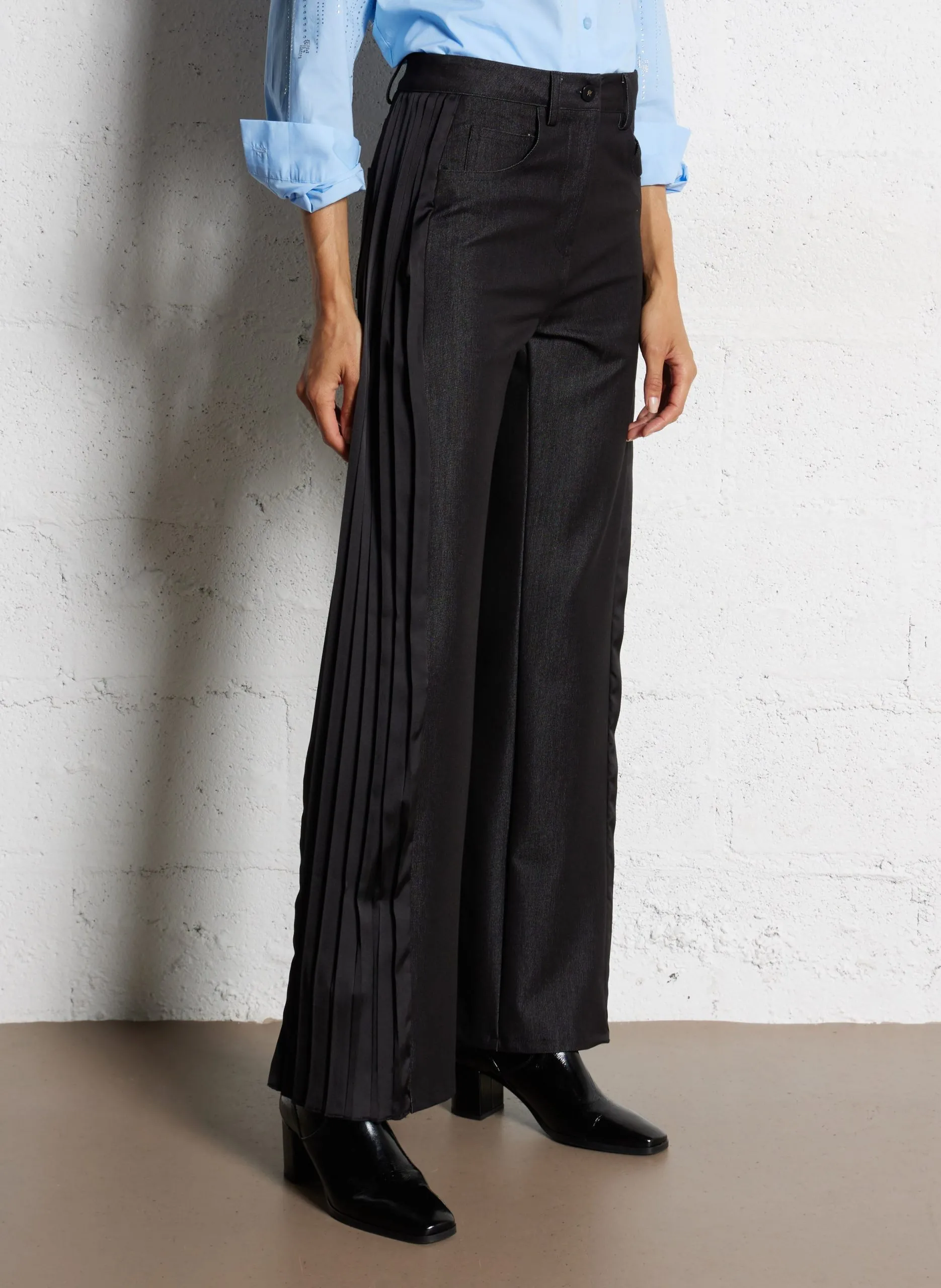 Gerade geschnittene Hose aus Material-Mix Schwarz