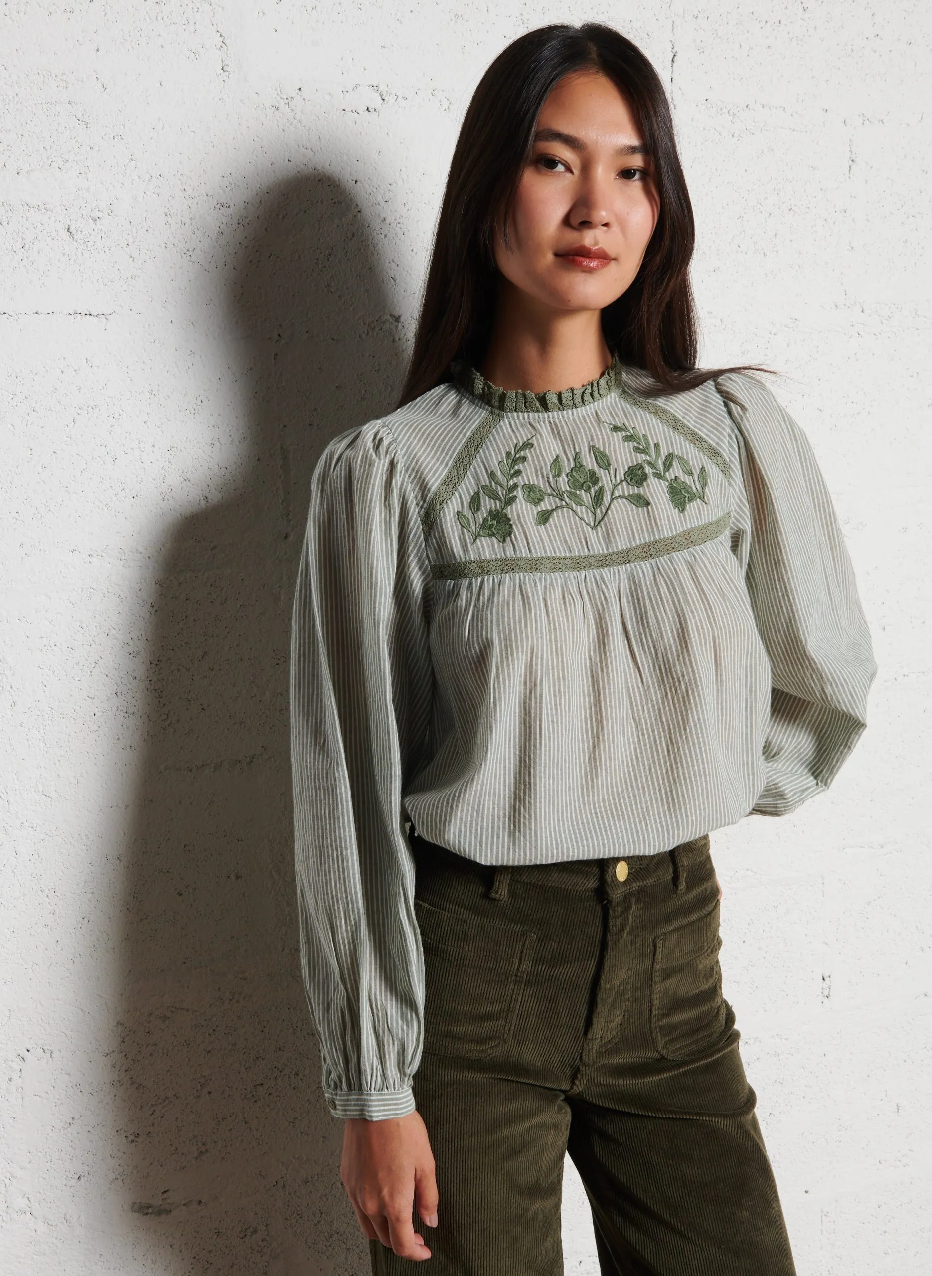 Weite Streifenbluse mit Rundhalskragen Grun BIRTIN