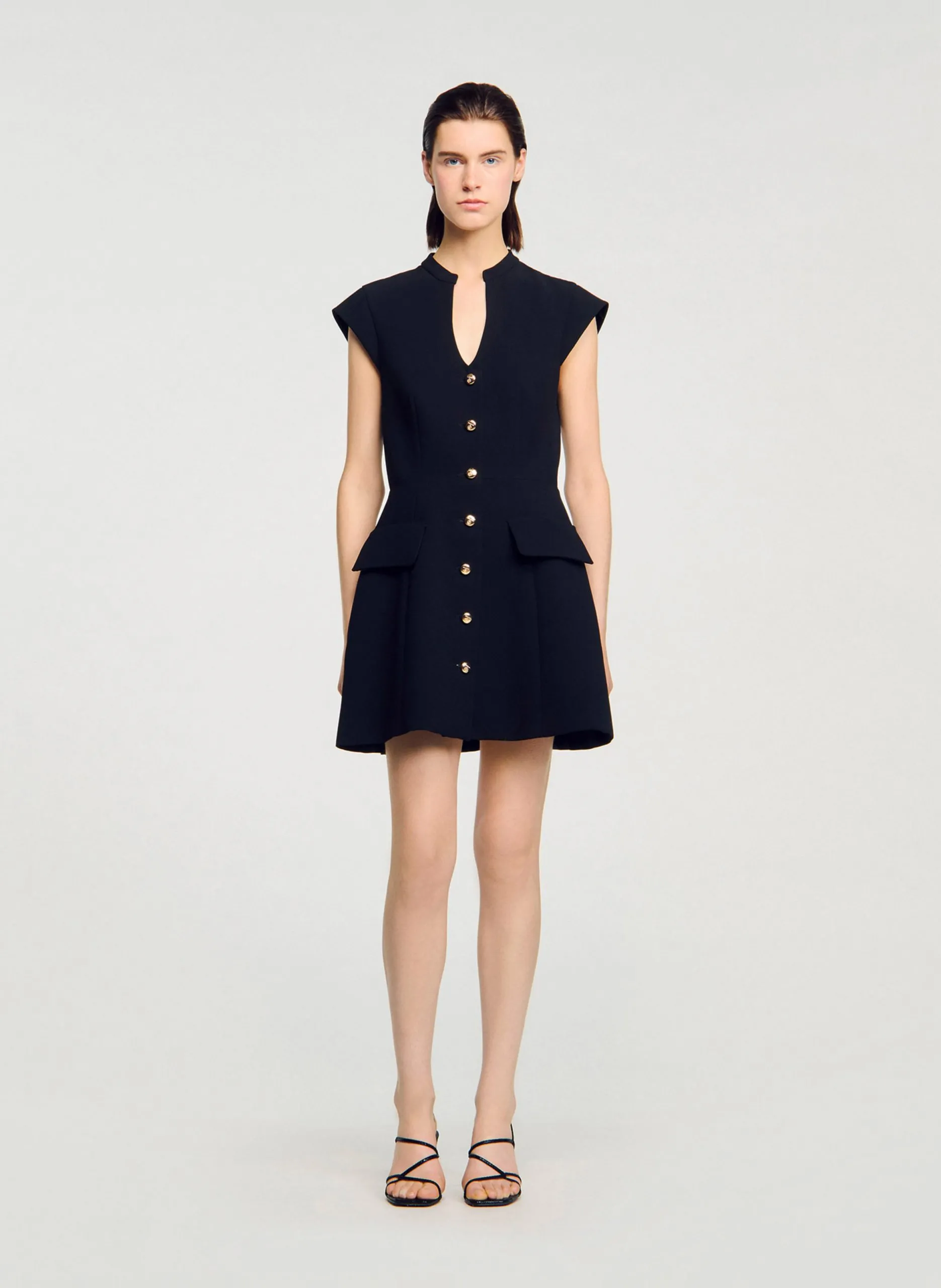 Kurzes eng anliegendes einfarbiges Kleid. Schwarz