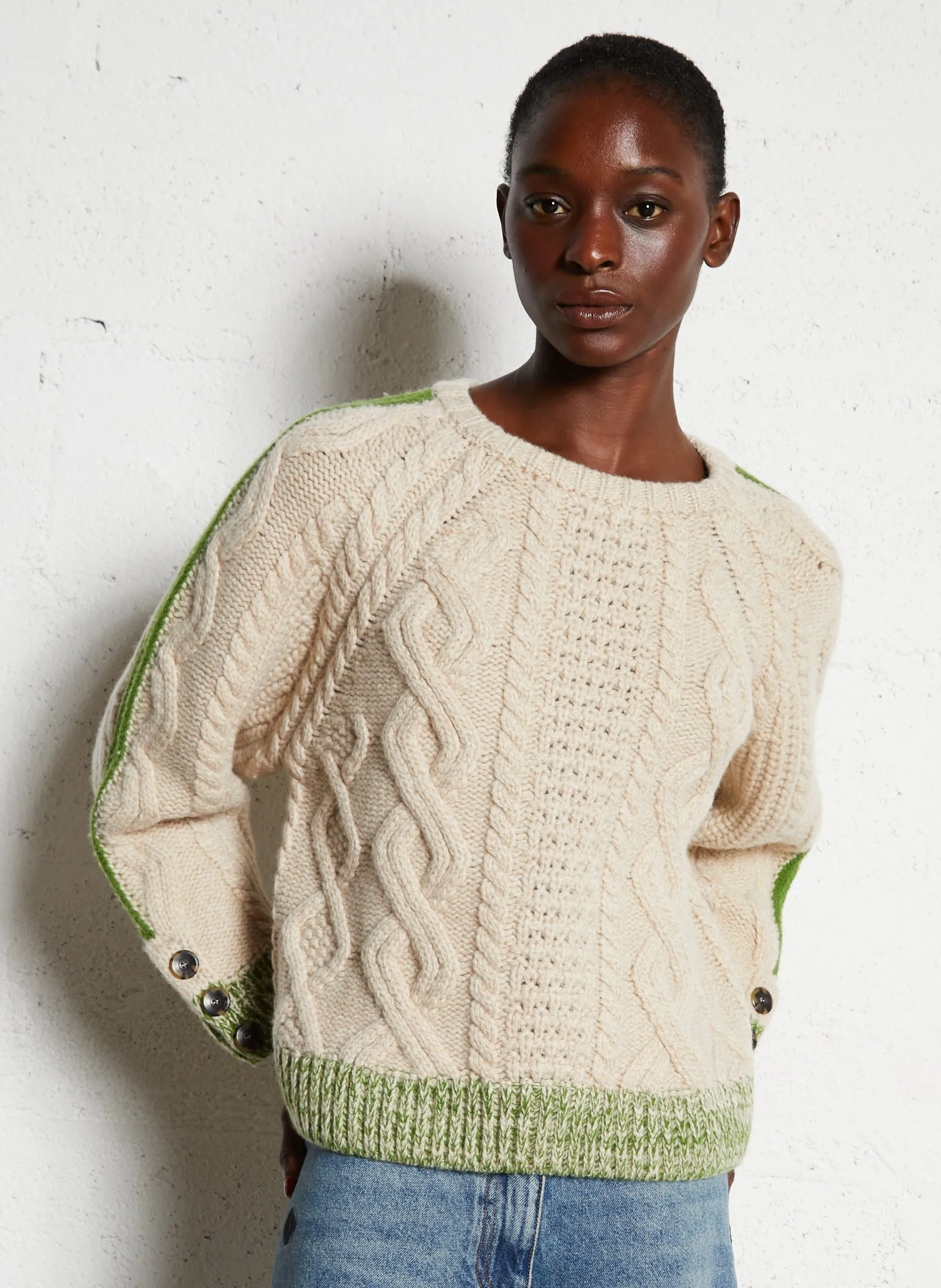 Weiter Pullover mit Rundhalsausschnitt aus Wolle mit Zopfmuster Grun MARQUISE