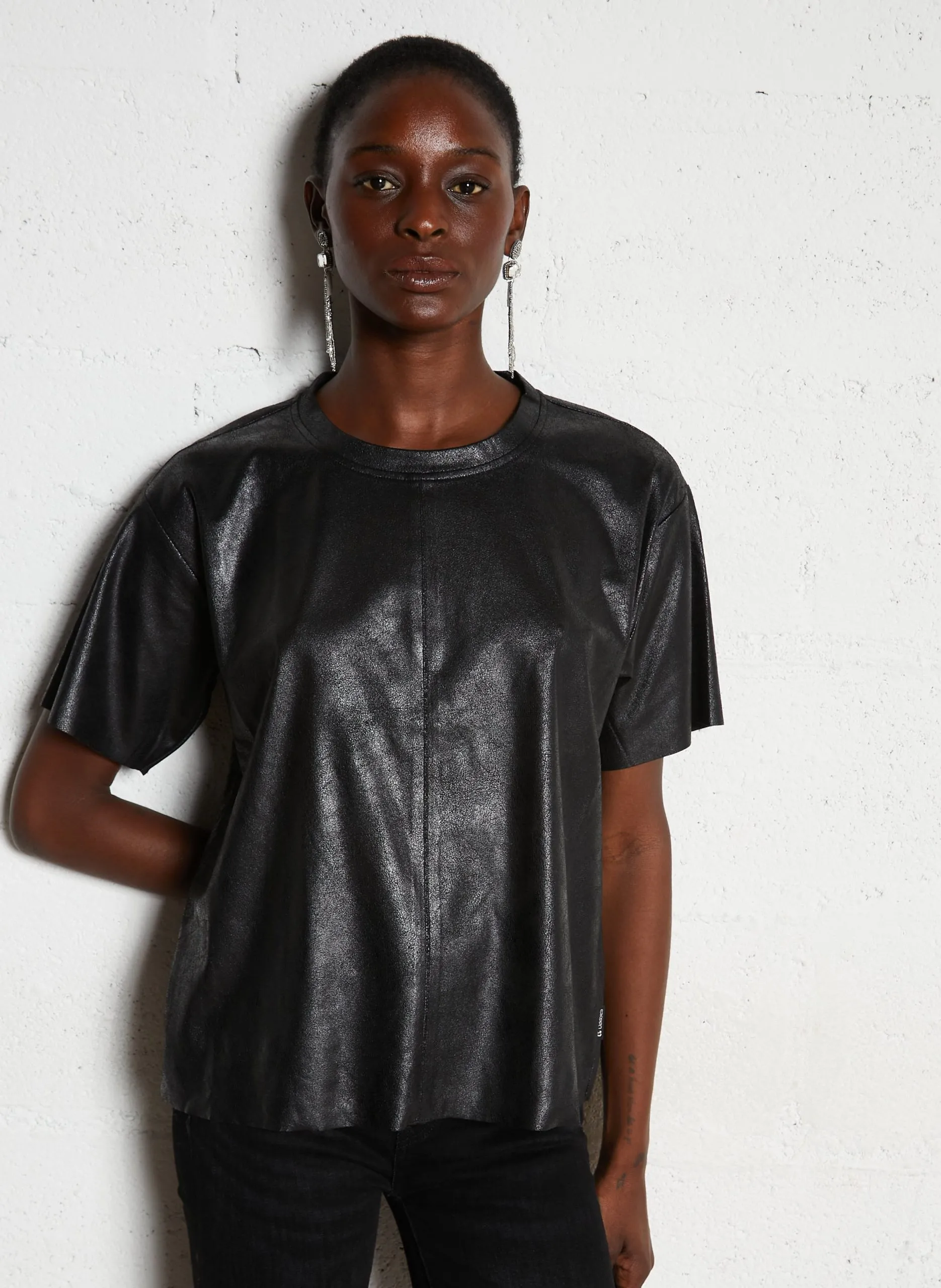 T-Shirt mit kurzen Ärmeln aus Kunstleder Schwarz BIBER