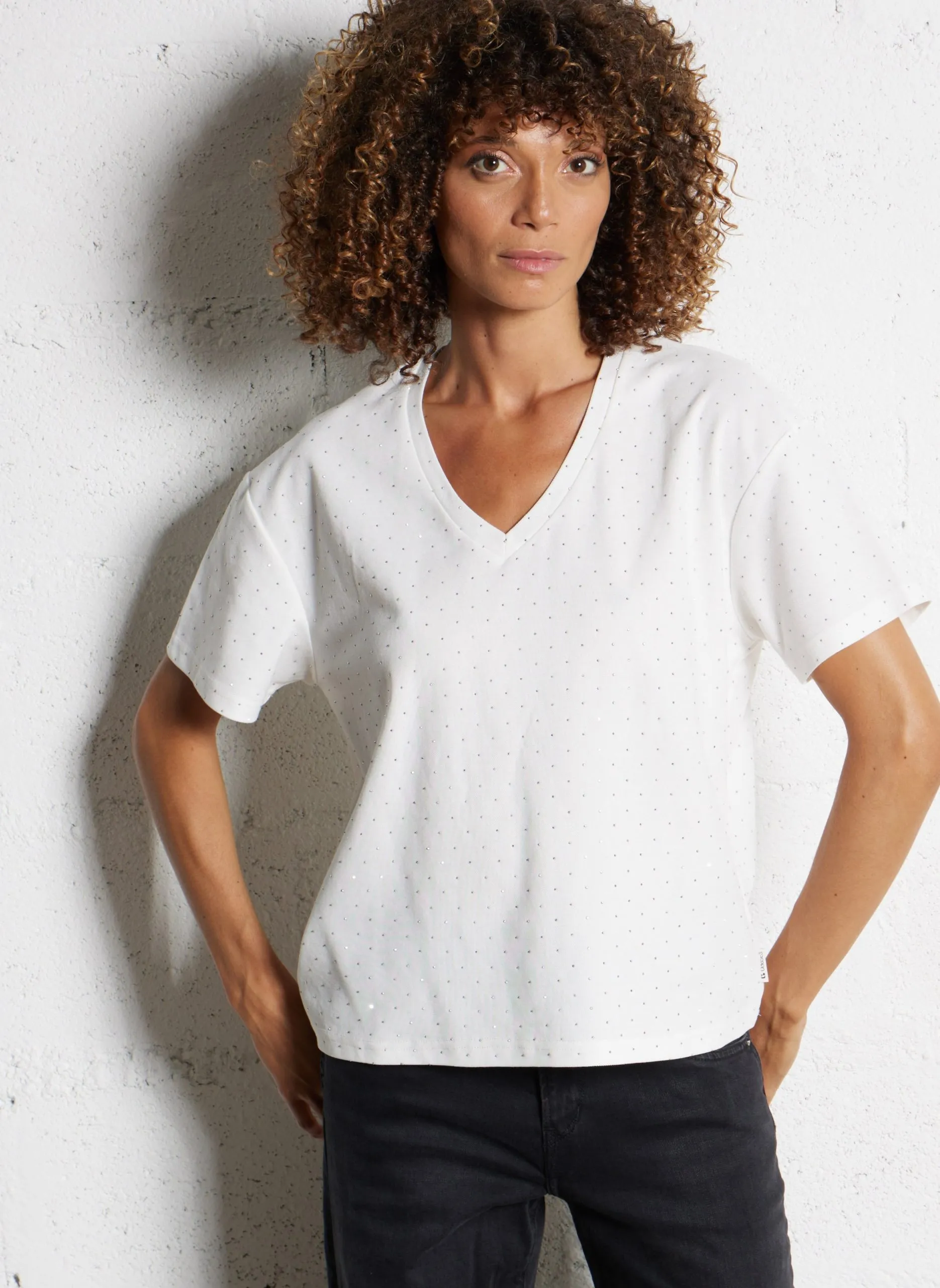 Strassbesetztes T-Shirt mit V-Ausschnitt Weiss ALASKO