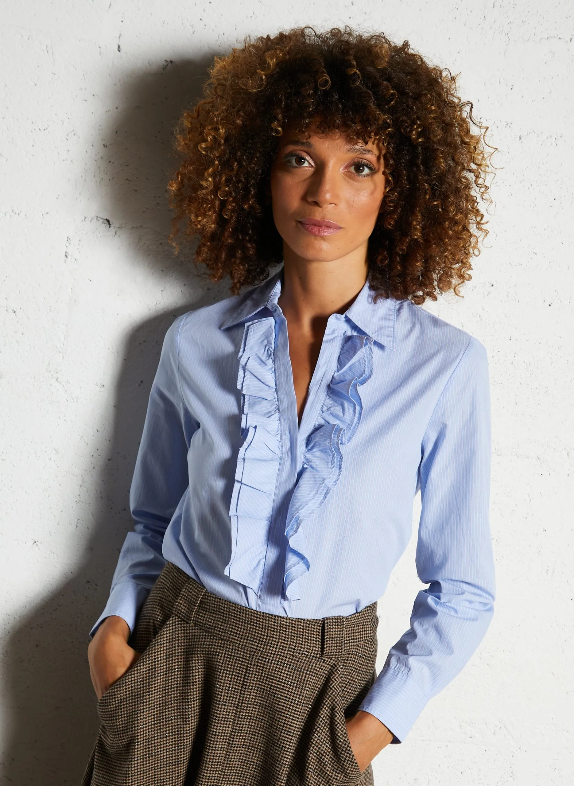 Gerade geschnittenes Hemd mit V-Ausschnitt und gerafftem Streifenmuster aus Baumwolle. Weiss CARAMBA